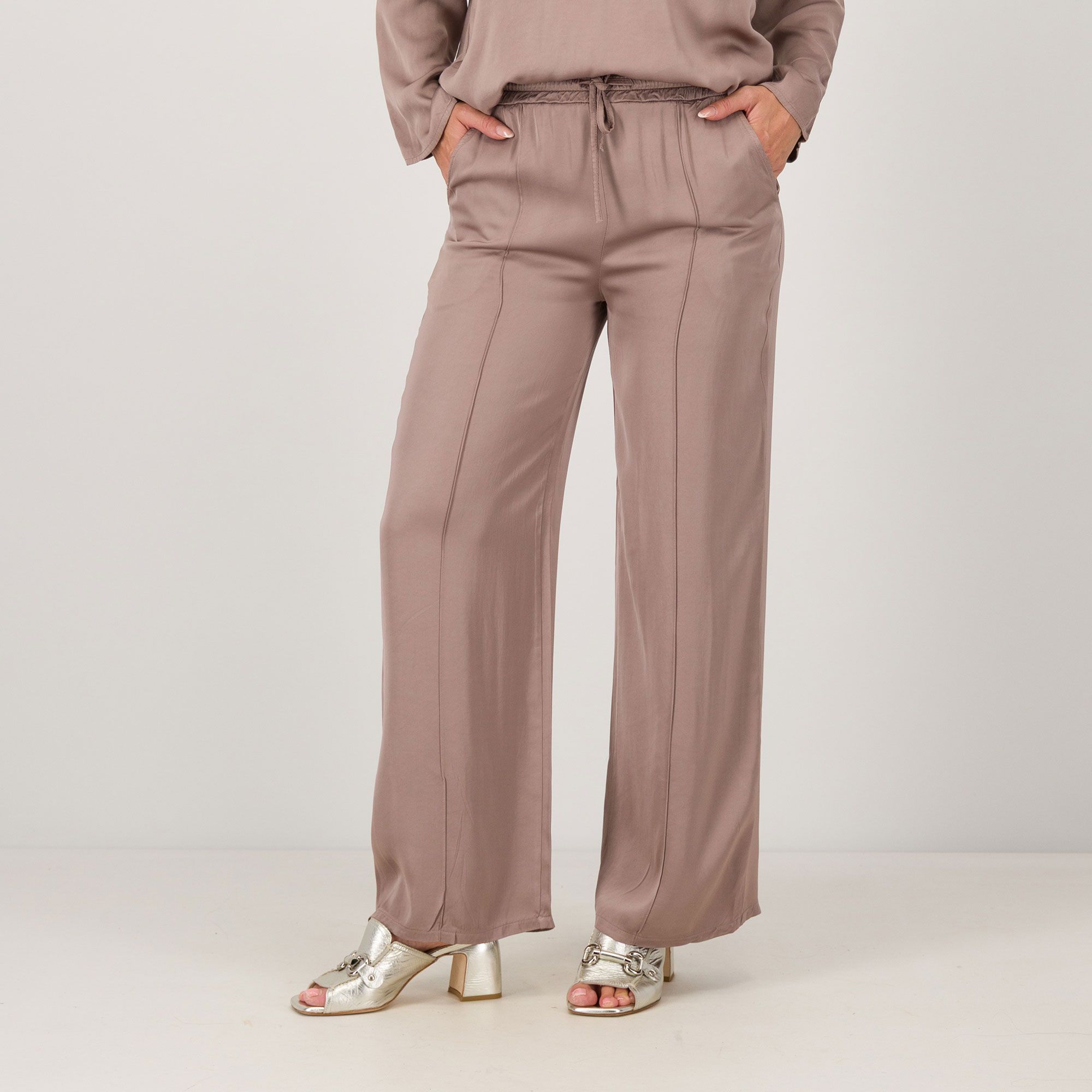 James Lakeland
Pantaloni dritti
in raso
con elastico