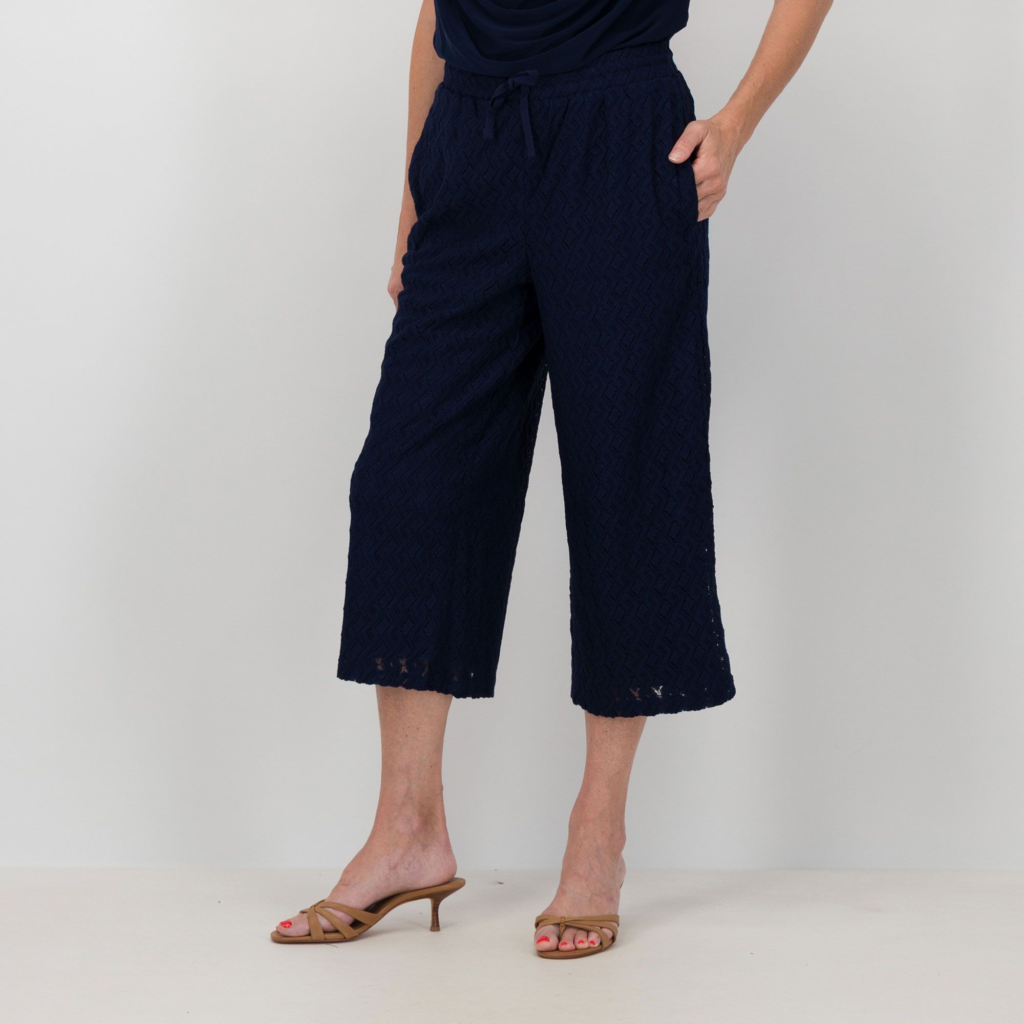 Nina Leonard
Pantaloni cropped
in pizzo con elastico