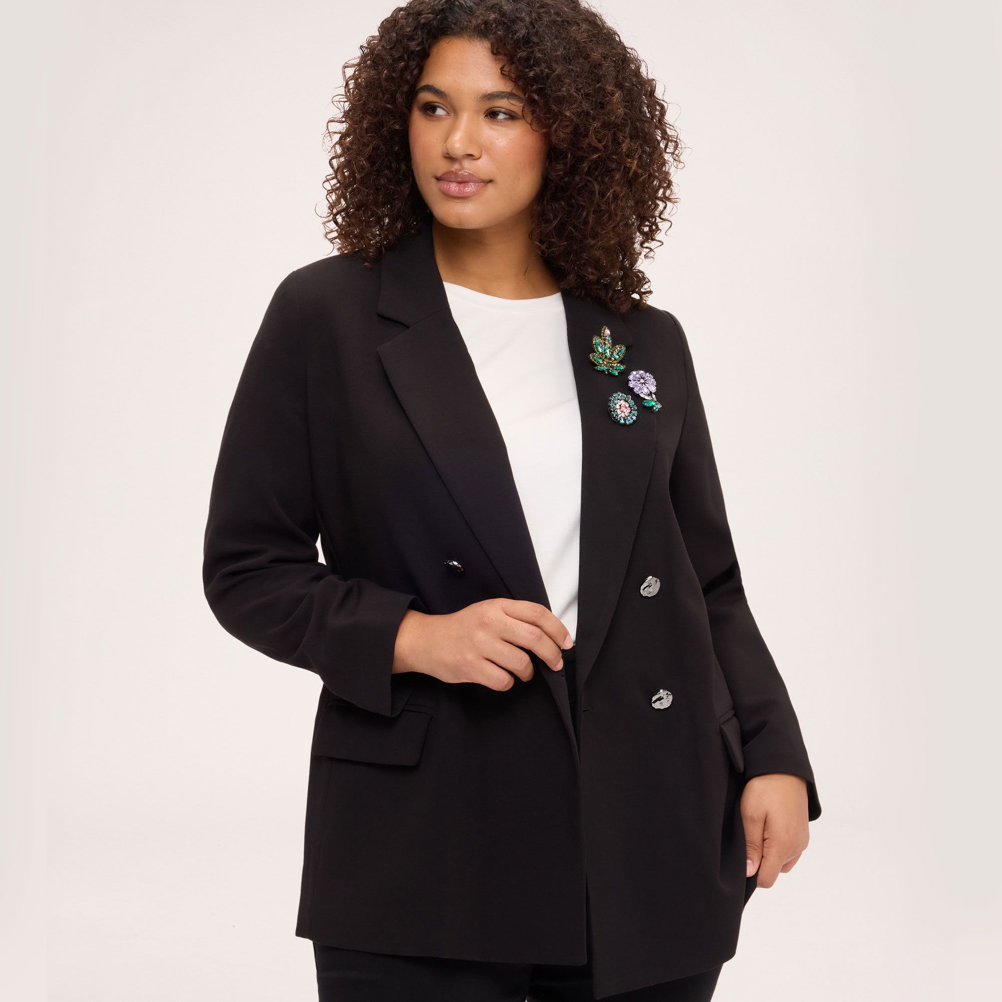 Fiorella Rubino
Blazer doppiopetto
con spille gioiello
floreali