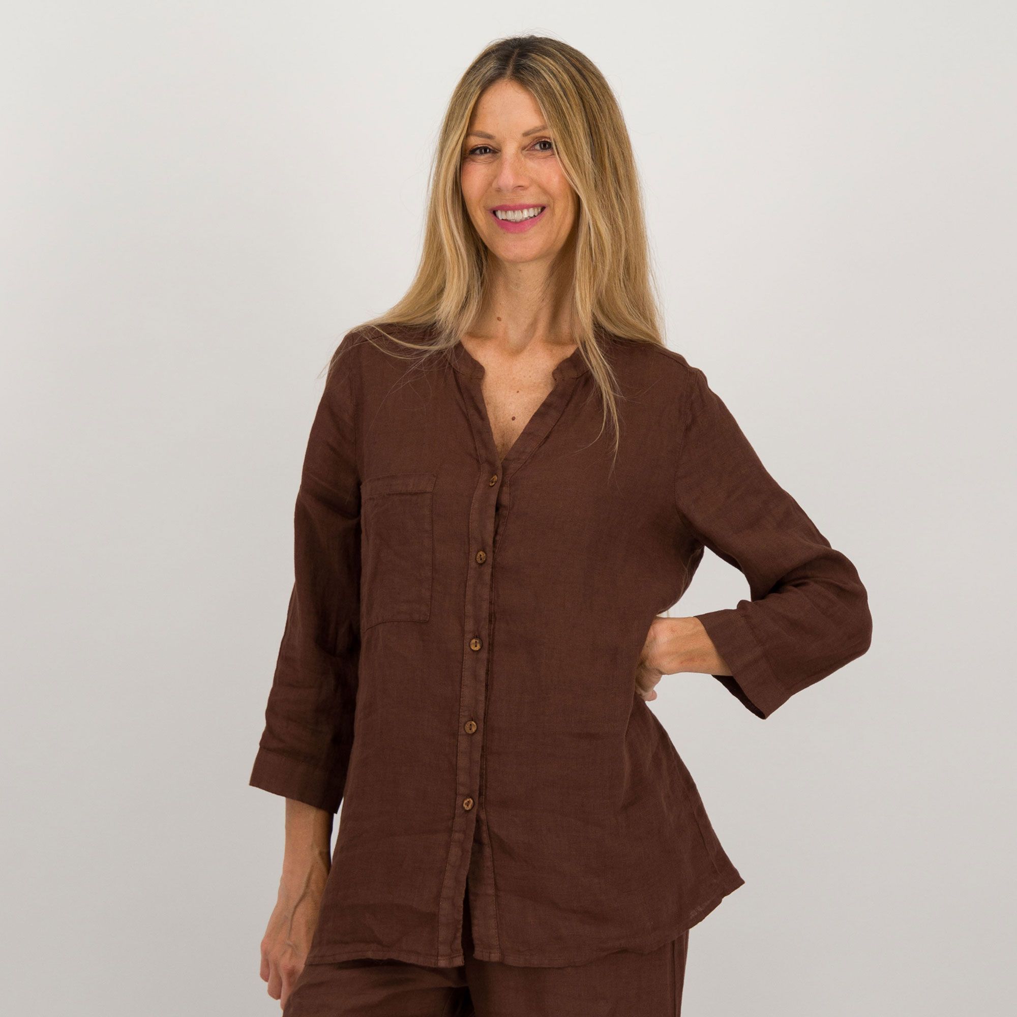 Officina della Moda
Camicia in lino
con collo
alla coreana