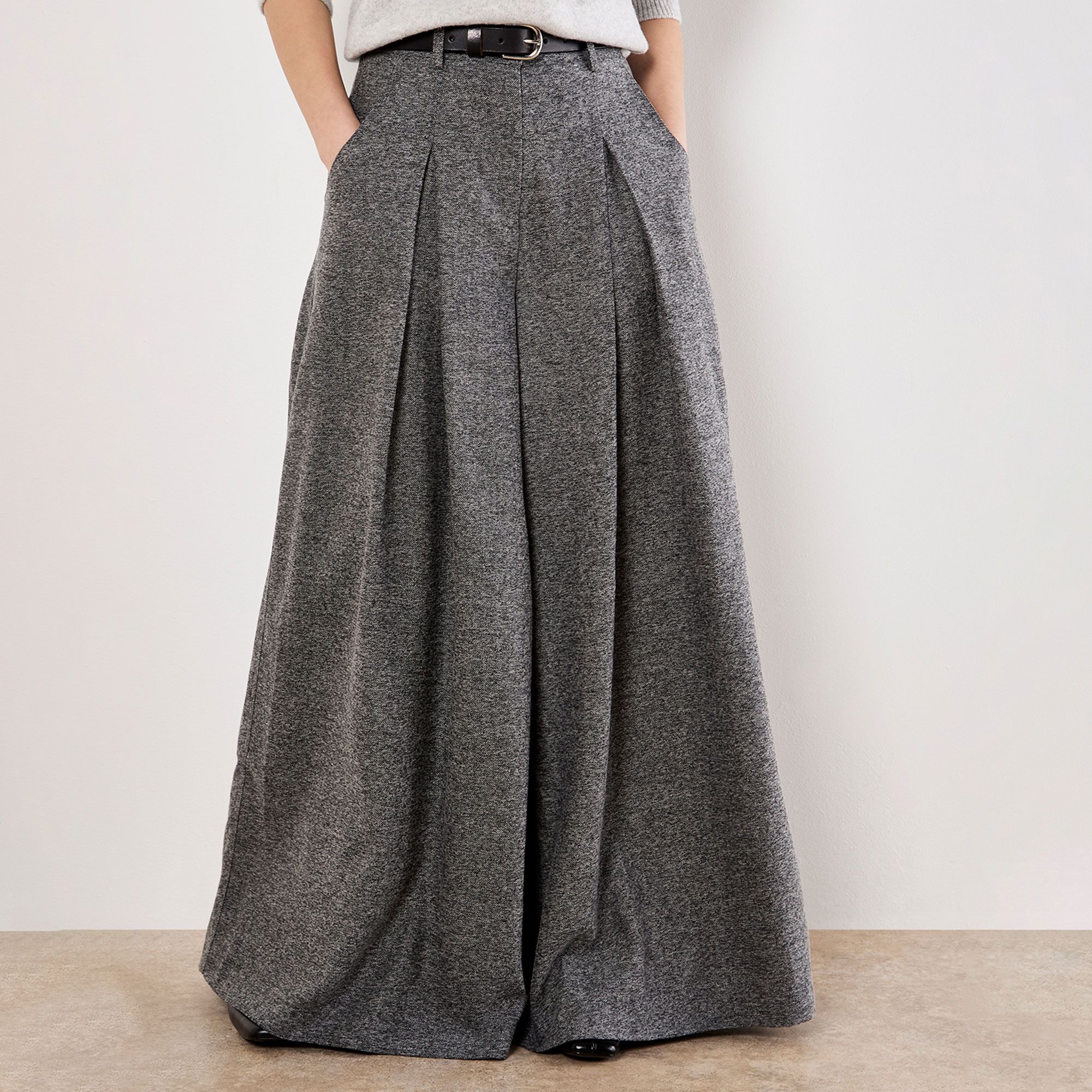 Apricot
Pantaloni ampi
in tessuto spigato