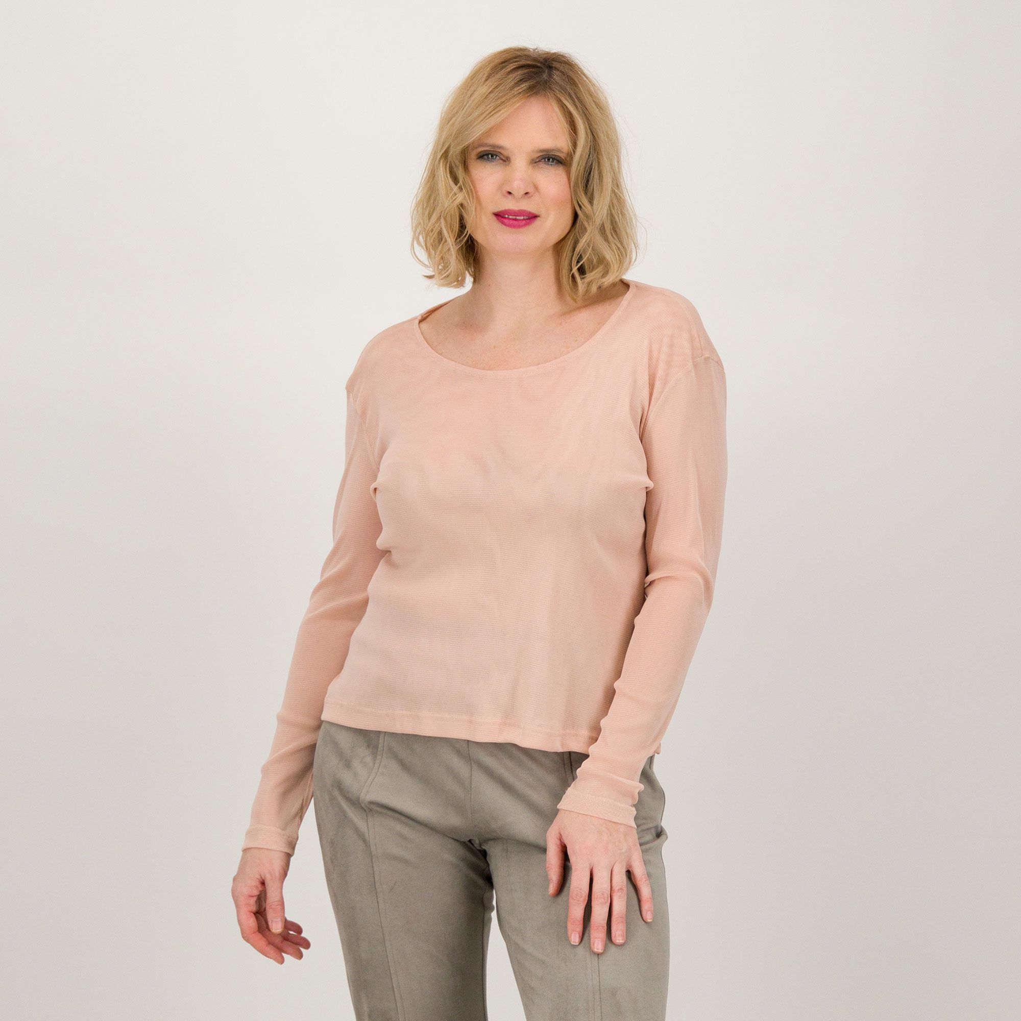 Officina della Moda
Blusa in tulle
con scollo tondo
a maniche lunghe