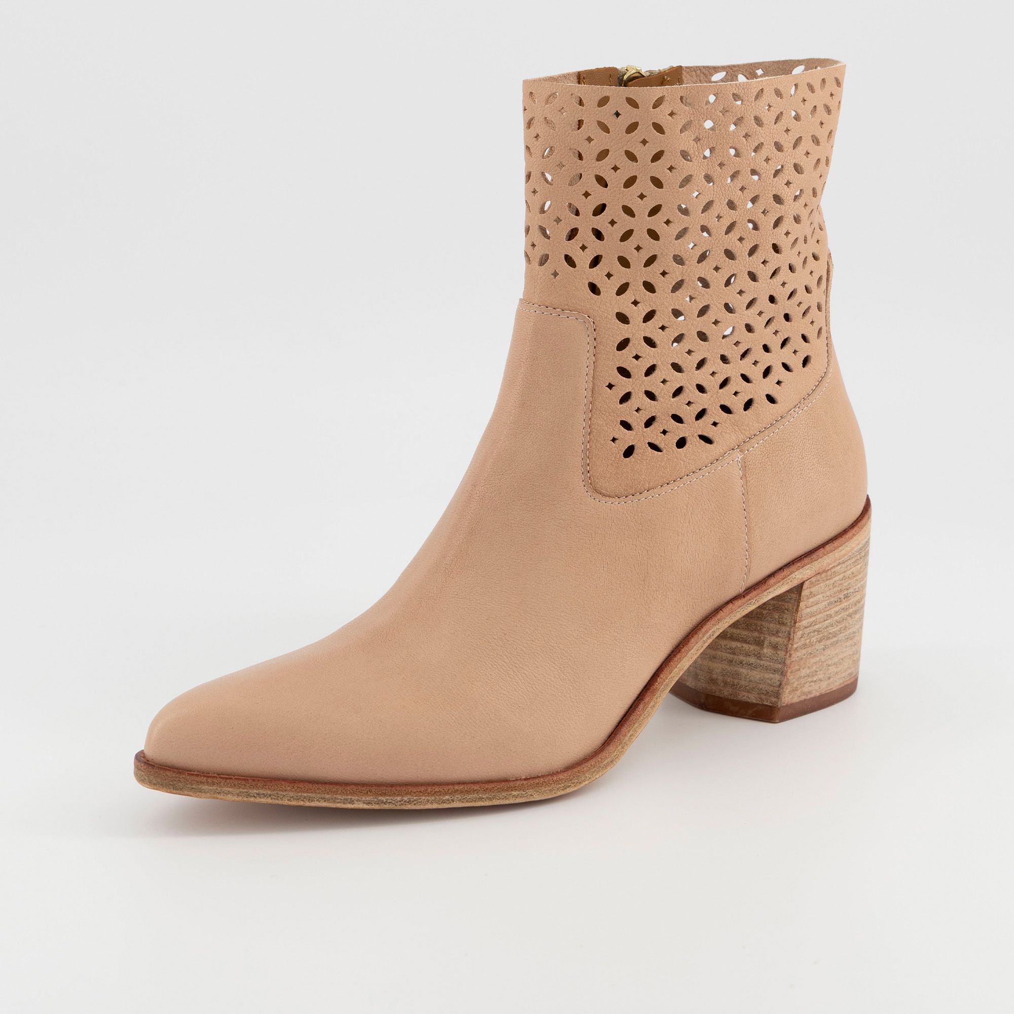 Galieti
Stivaletto in pelle
con gambale laserato
e tacco 6,5 cm