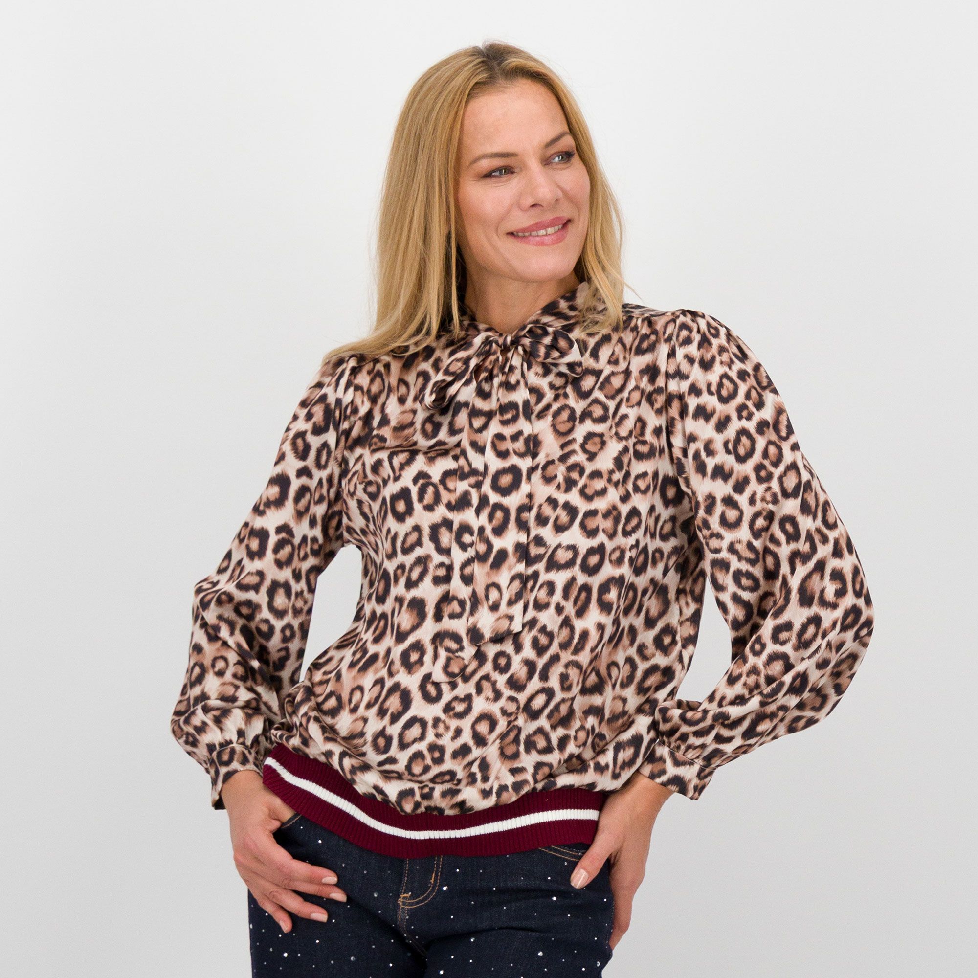 Angela Mele Milano
Blusa fantasia
animalier con fiocco
allo scollo