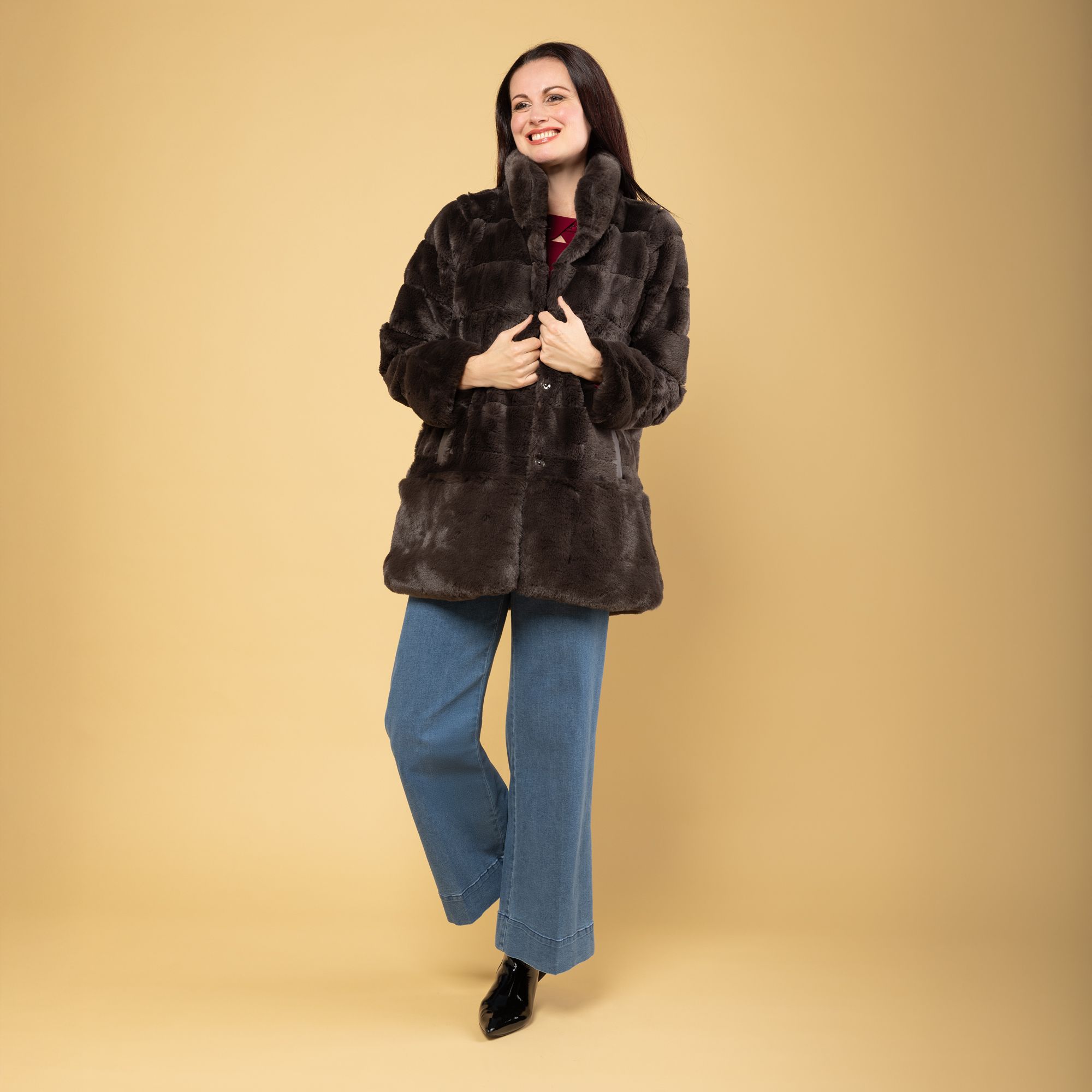 Nina Leonard
Giacca in pelo
sintetico con motivo
di righe orizzontali