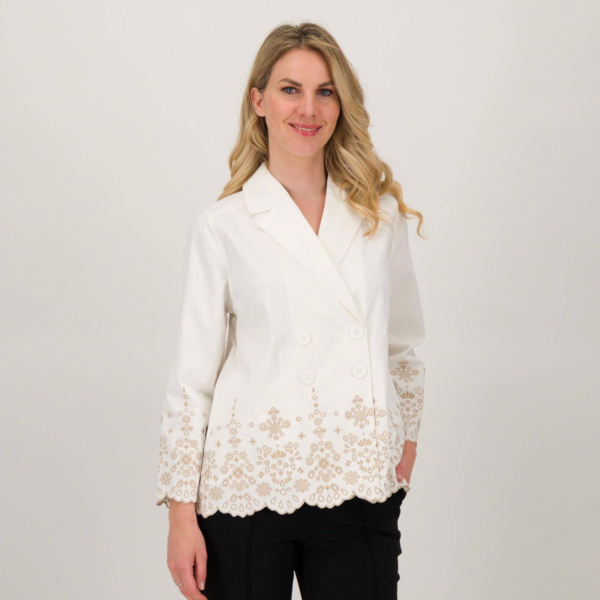 Wynne Layers
Blazer doppiopetto
con fondo ricamato