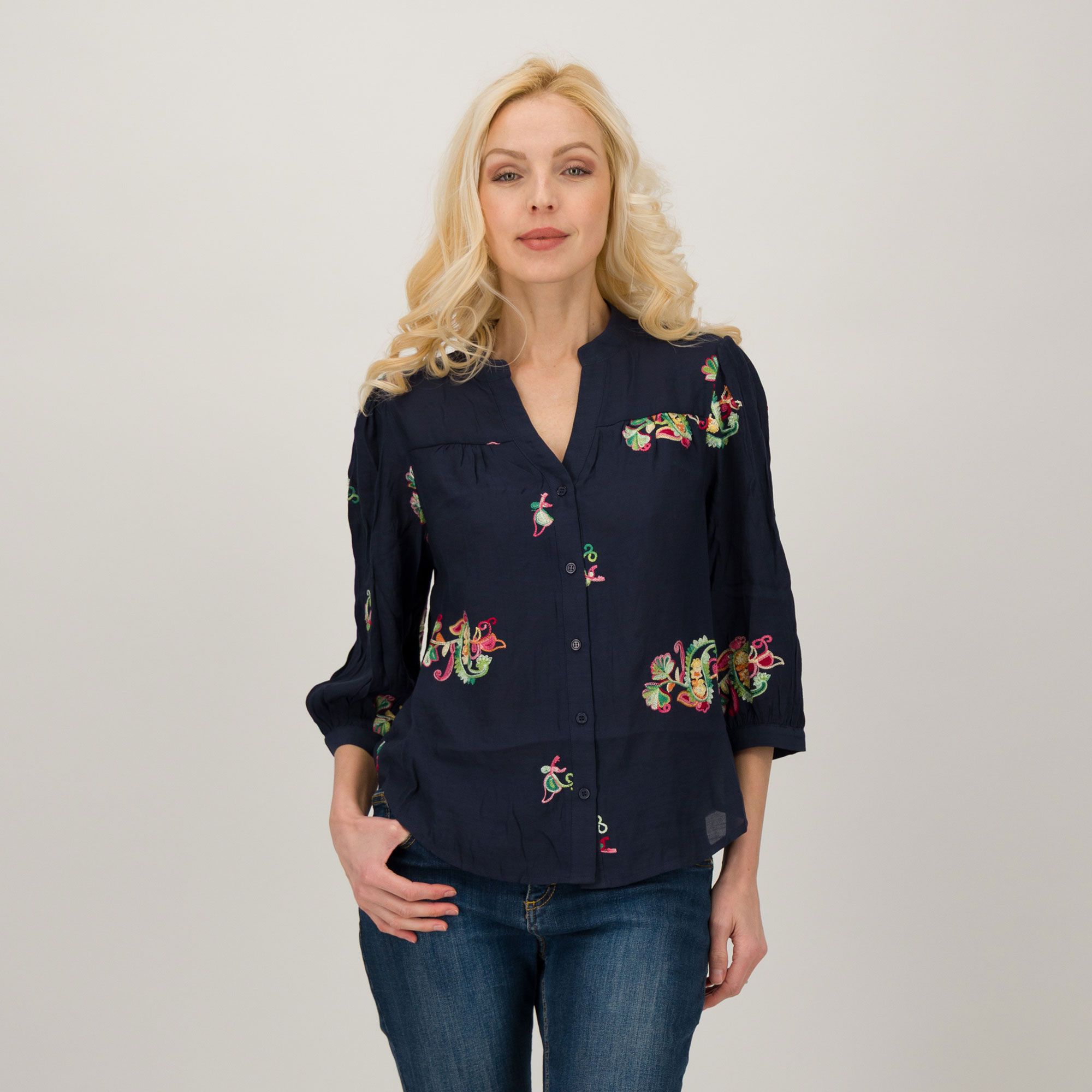 Apricot
Camicia con
ricami all over e
chiusura bottoni