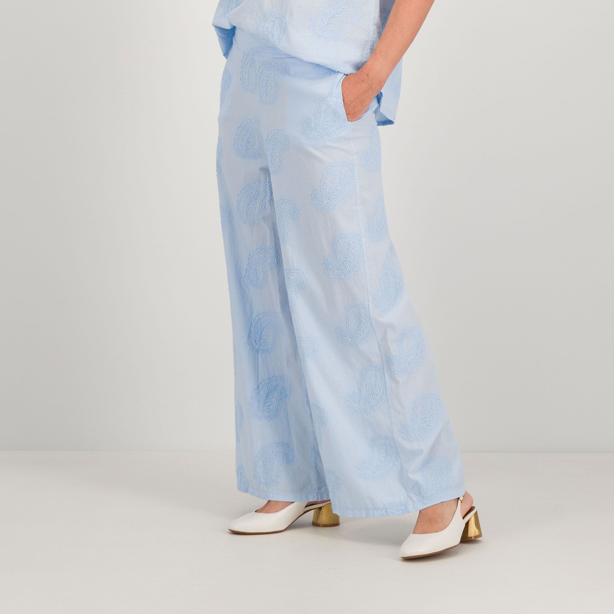 EVA Franco Ciambella
Pantaloni ampi
ricamati in cotone
con elastico