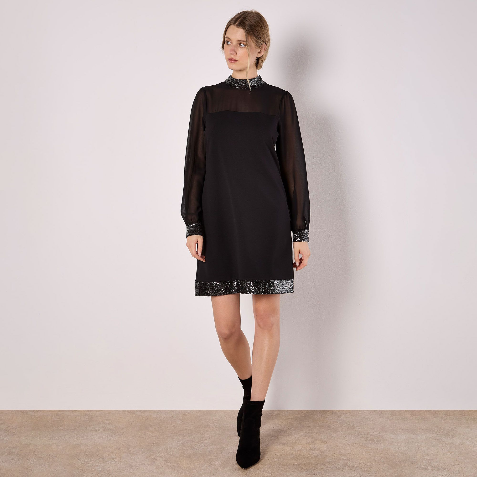 Apricot
Abito corto
con collo alto
a manica lunga