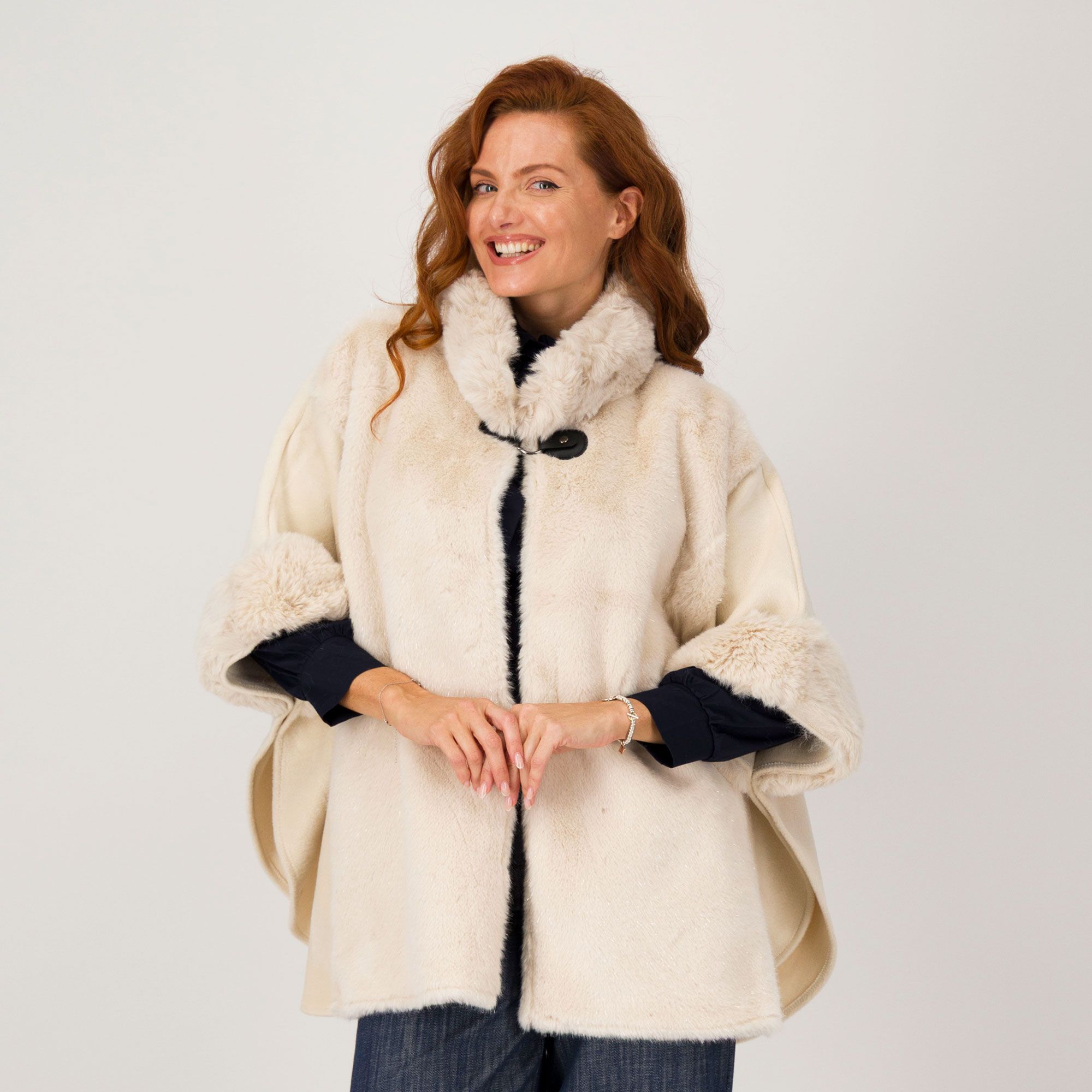 James Lakeland
Cappa in panno
con bordi e collo
in pelo sintetico