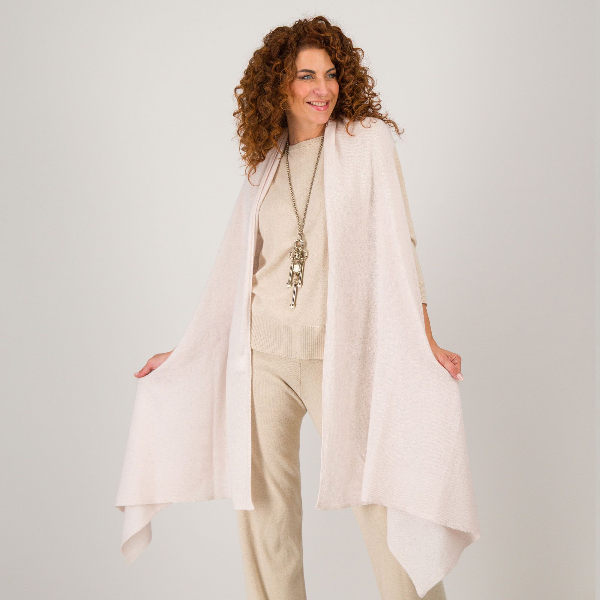 Hekla & Co.
Cardigan smanicato
con lana e cashmere