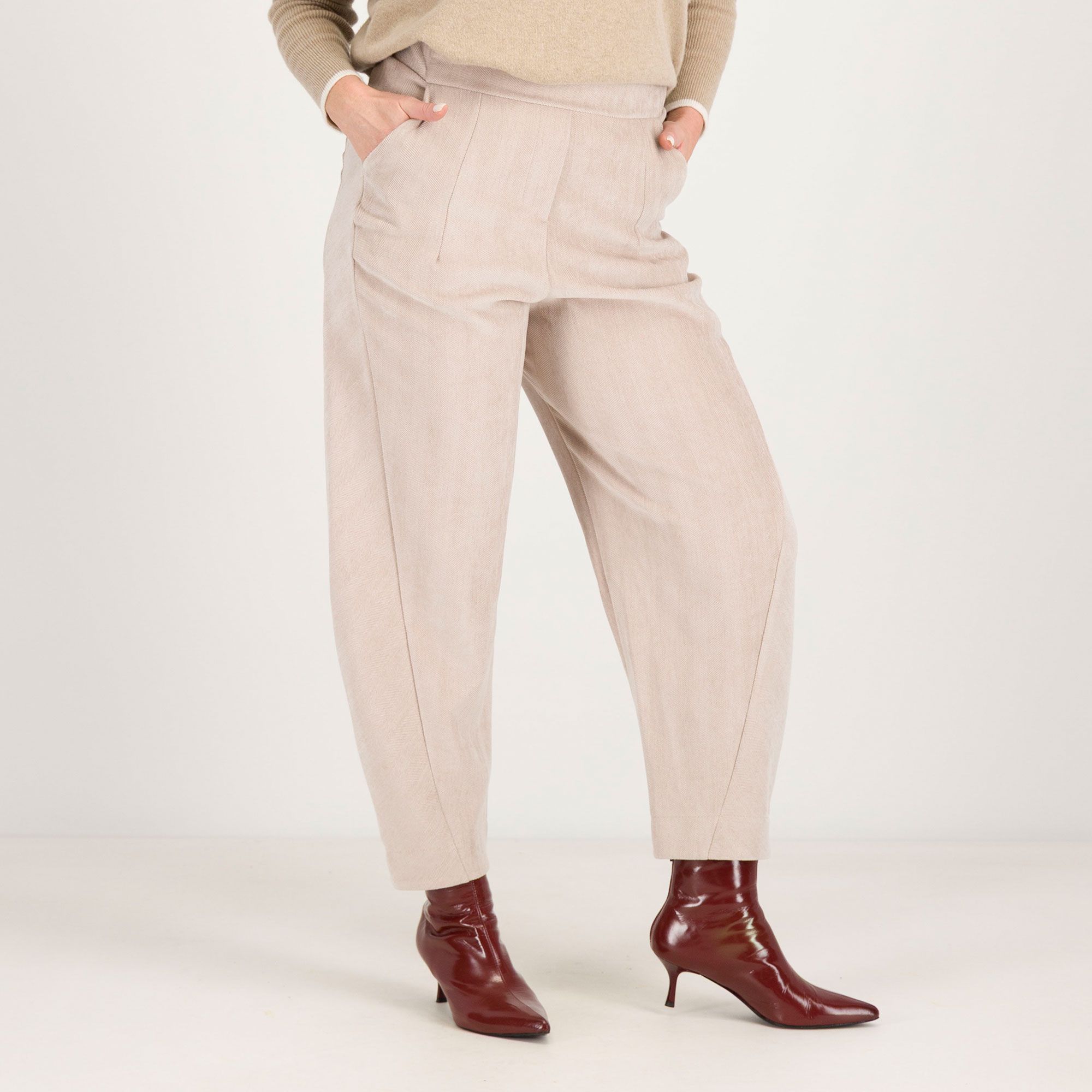 Lucrezia Sciortino
Pantaloni balloon in
velluto con elastico