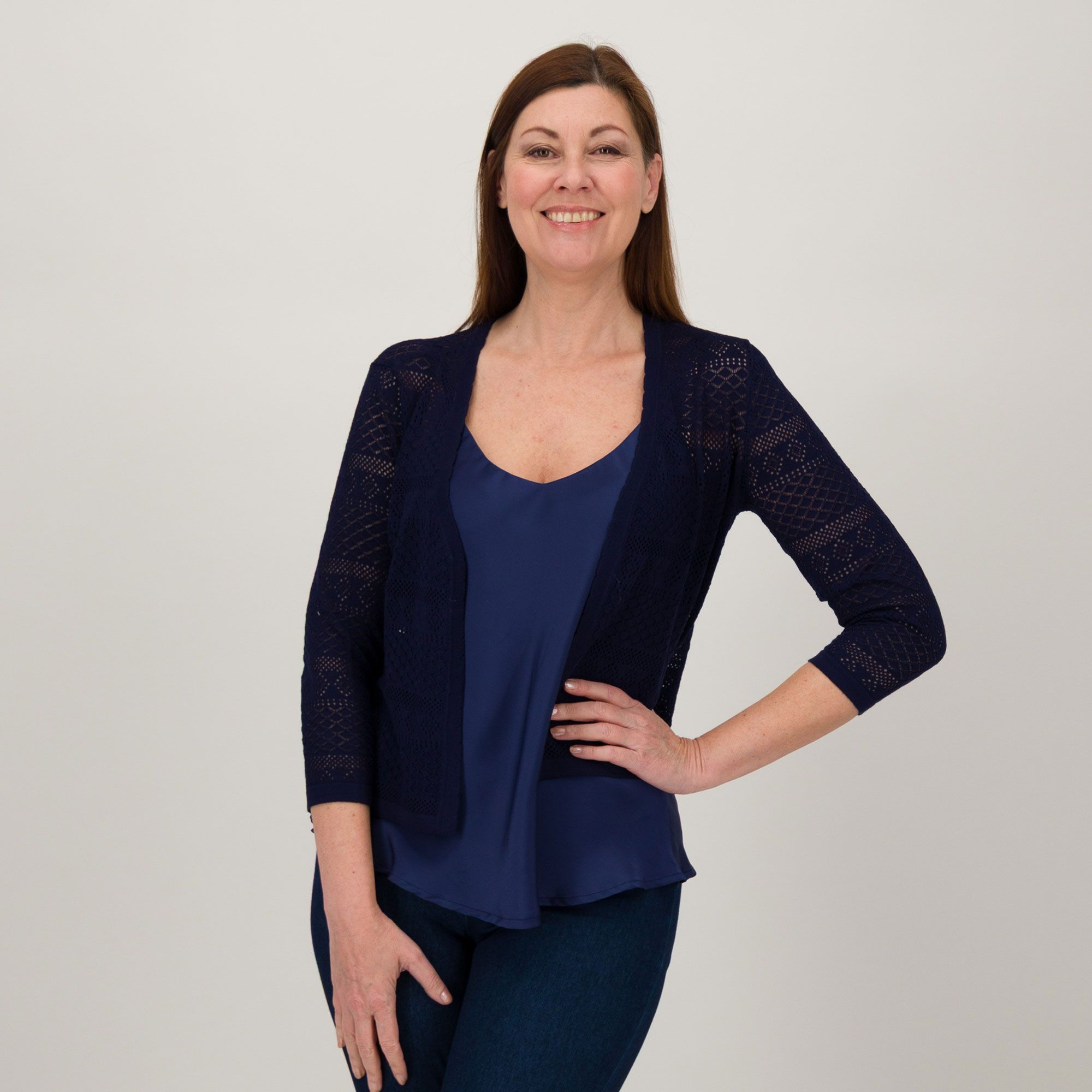 Nina Leonard
Cardigan in crochet
con scollo a V in
micro costina