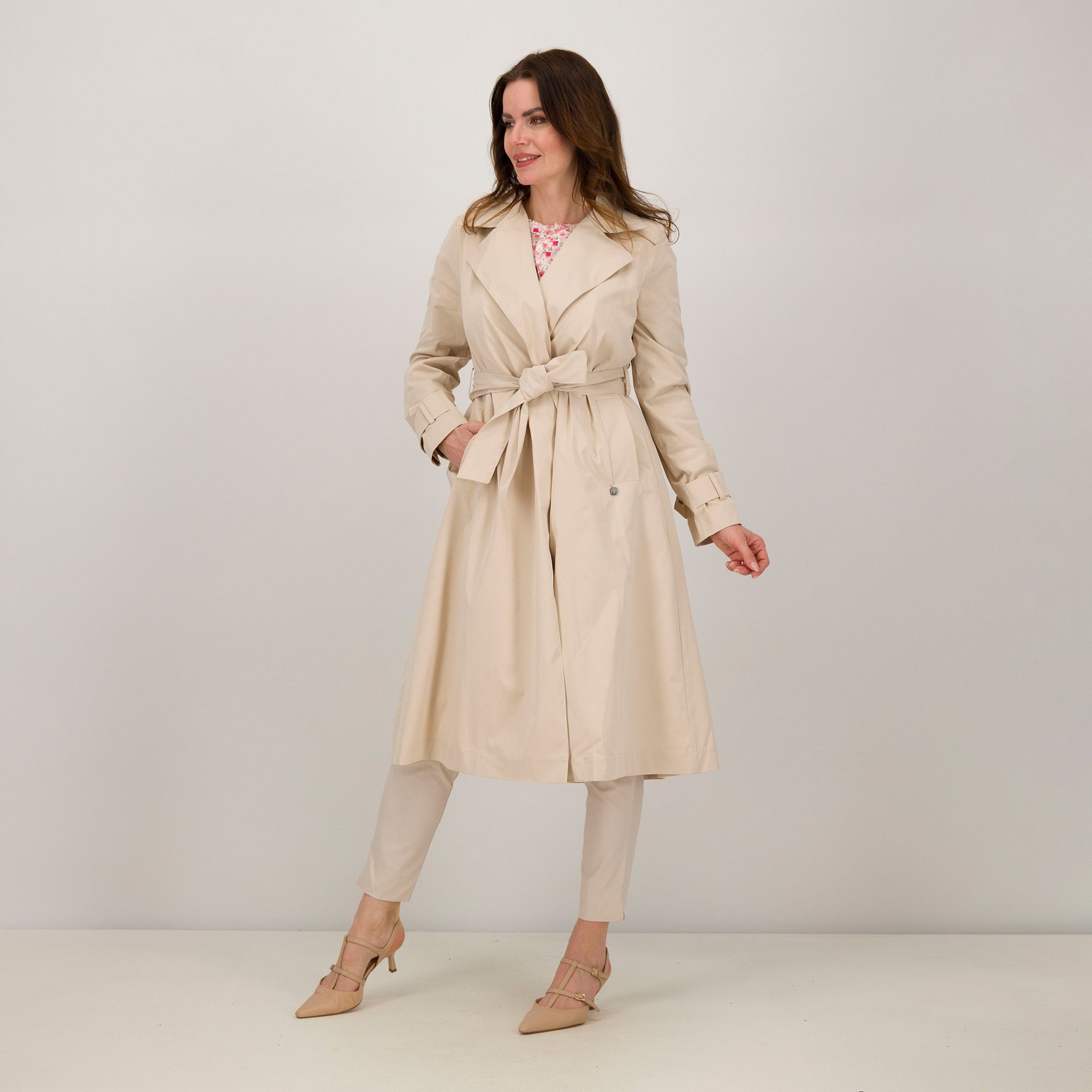 Rebeka Ross
Trench lungo
con collo rever
a maniche lunghe