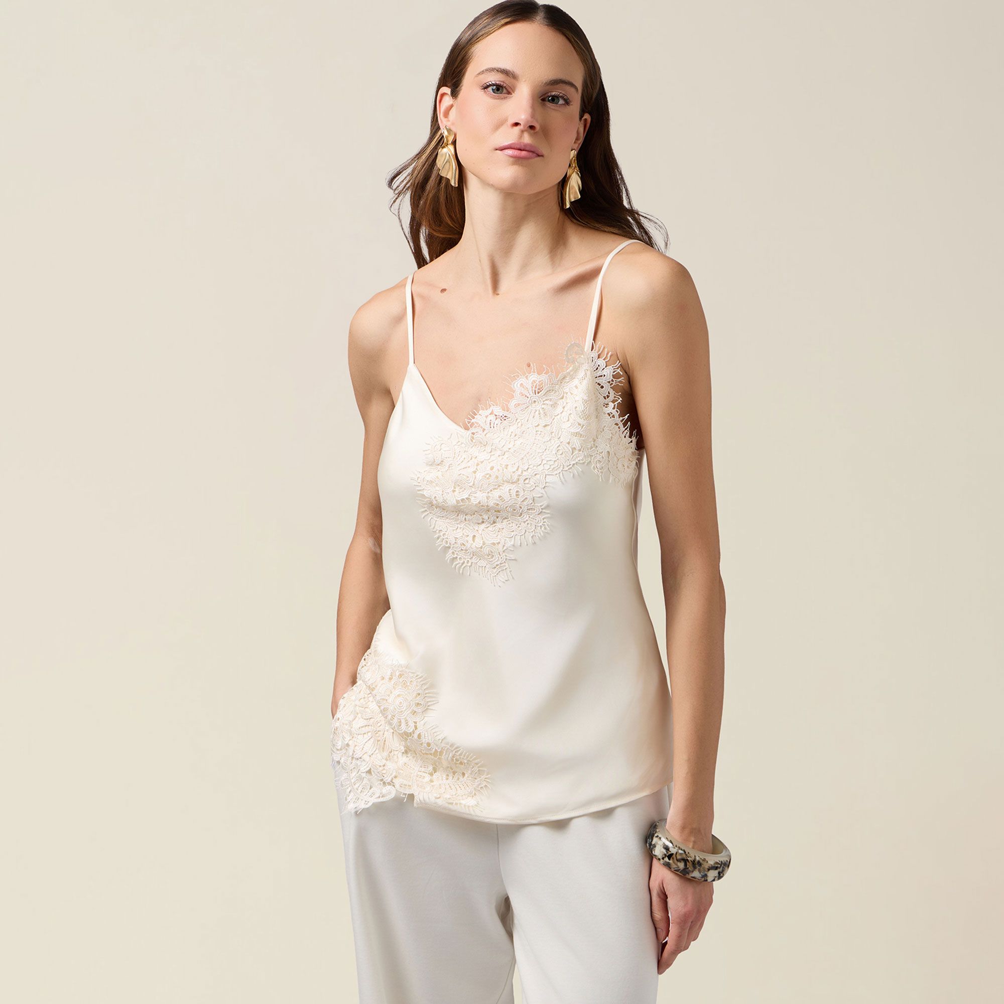 Oltre
Top in raso
con applicazioni
in pizzo