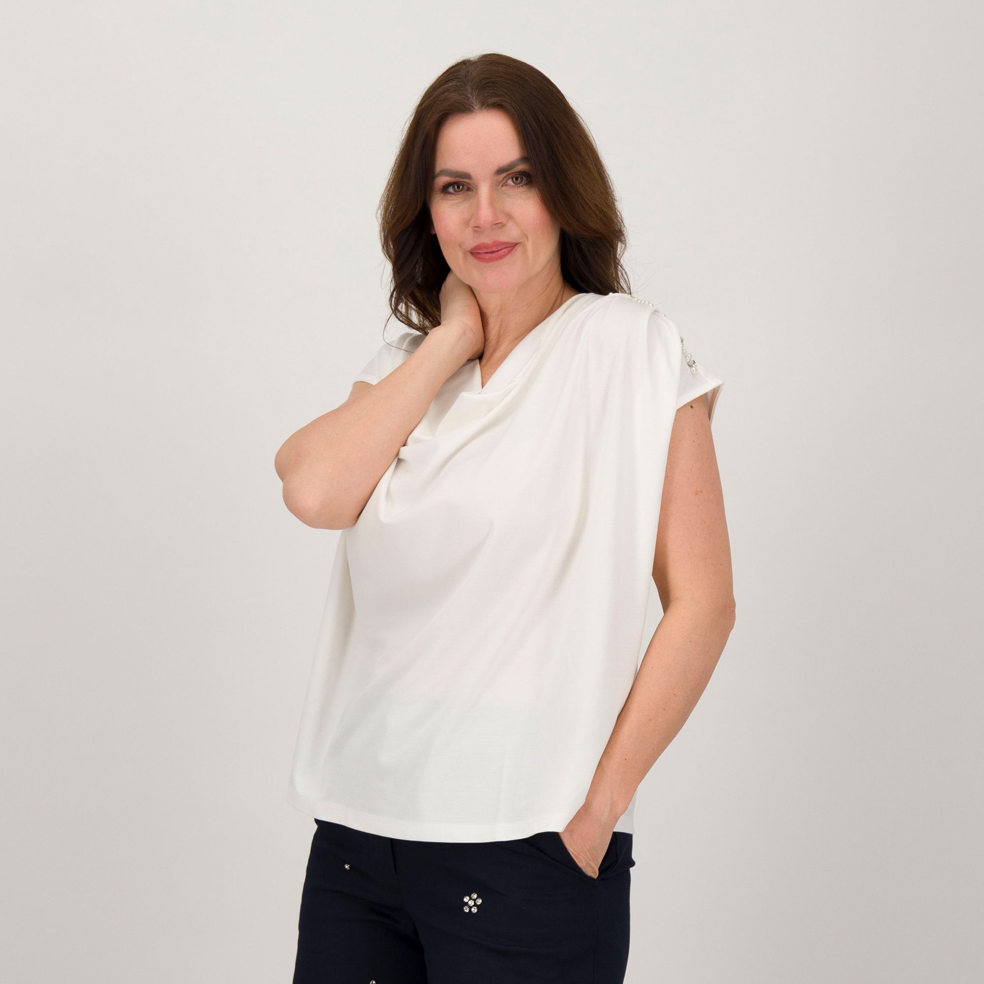 Rebeka Ross
Top con drappeggio
e dettaglio gioiello