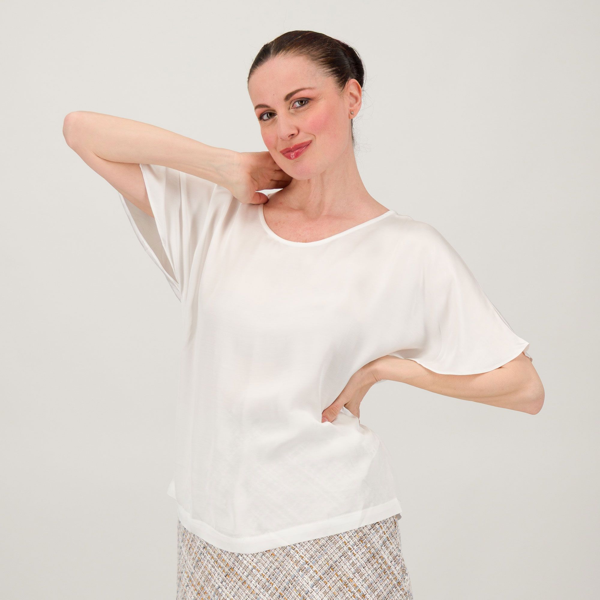 Officina della Moda
Maglia in raso
con maniche corte