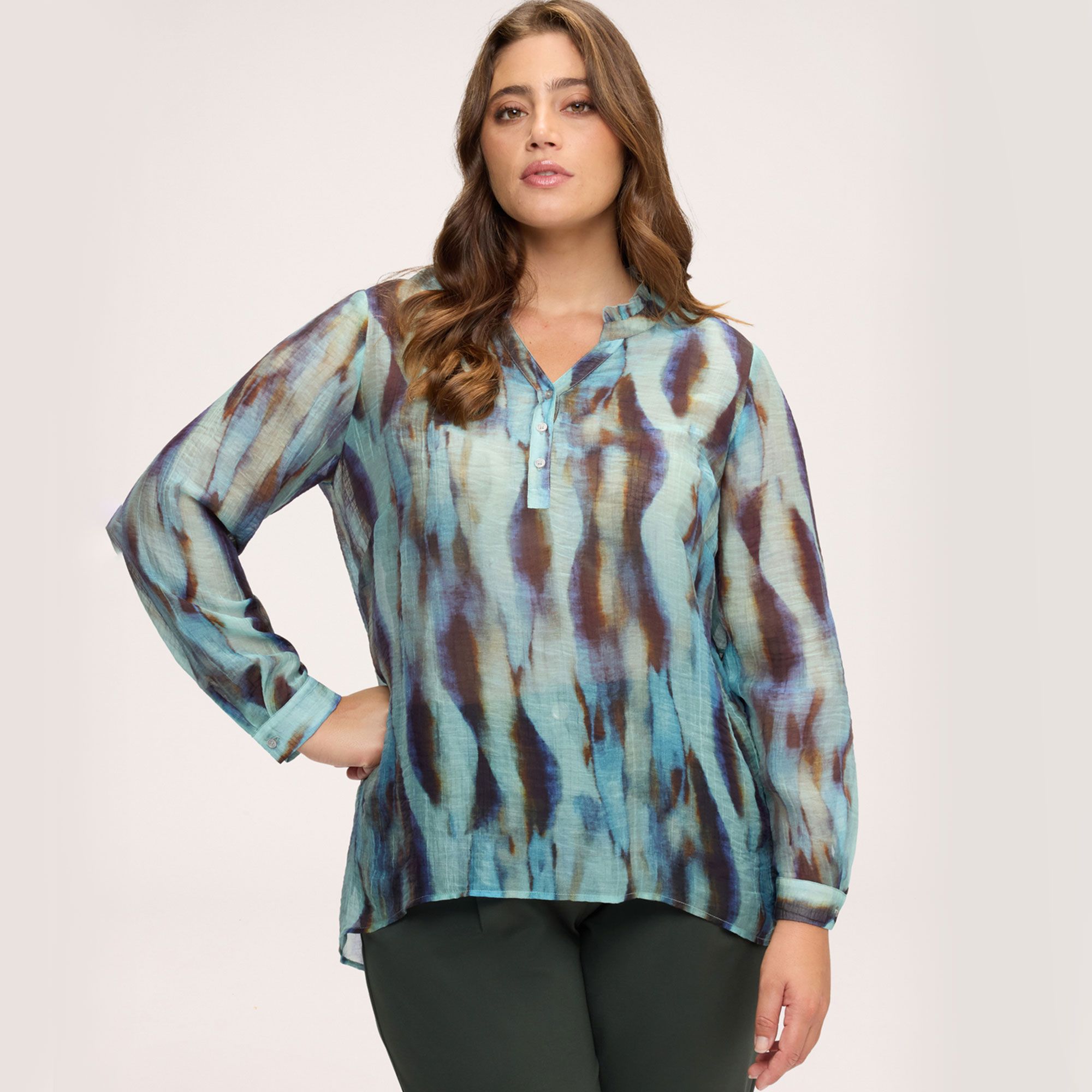 Fiorella Rubino
Blusa in creponne
con stampa all over
e scollo a V