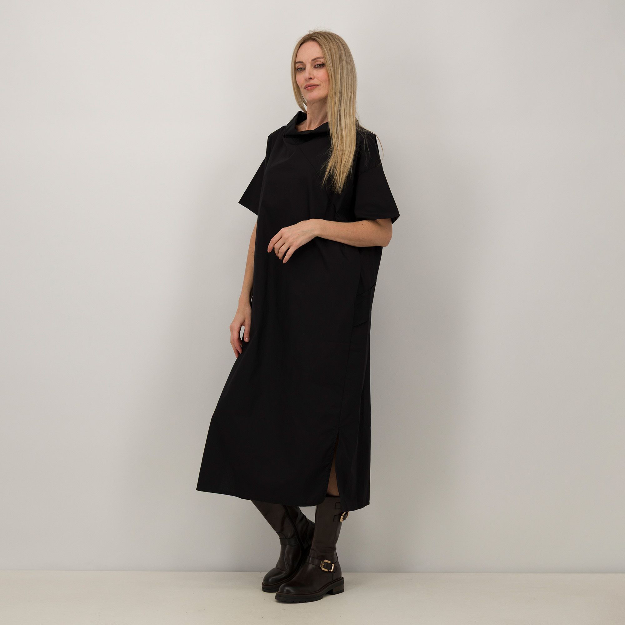 Lucrezia Sciortino
Abito lungo
in cotone a
maniche corte