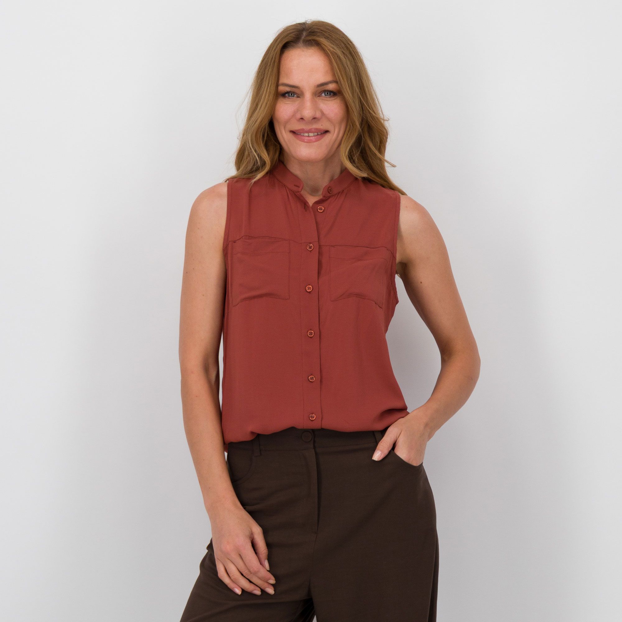 Caterina Lancini
Camicia smanicata
con collo alla
coreana