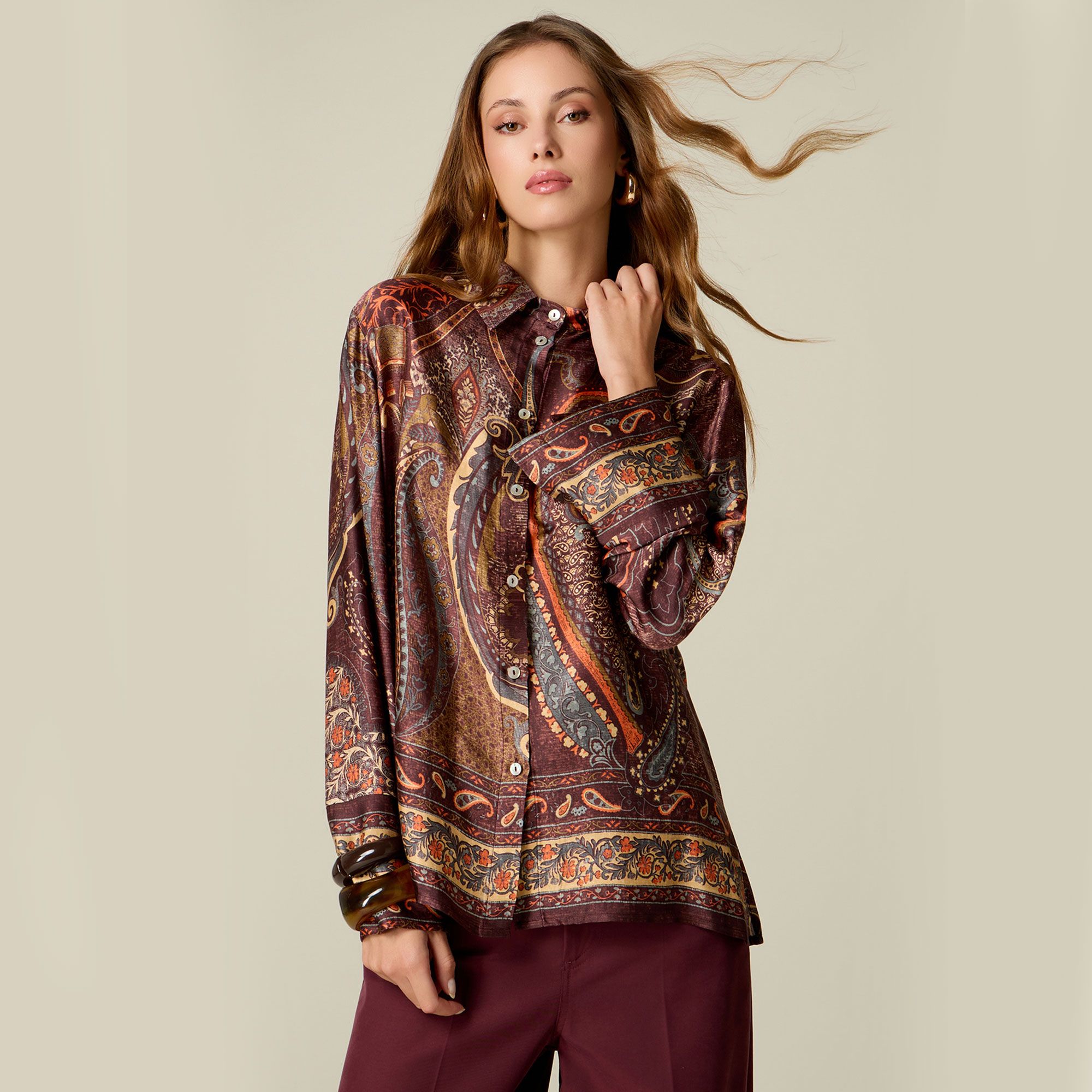 Oltre
Camicia in viscosa
fantasia paisley 
a maniche lunghe