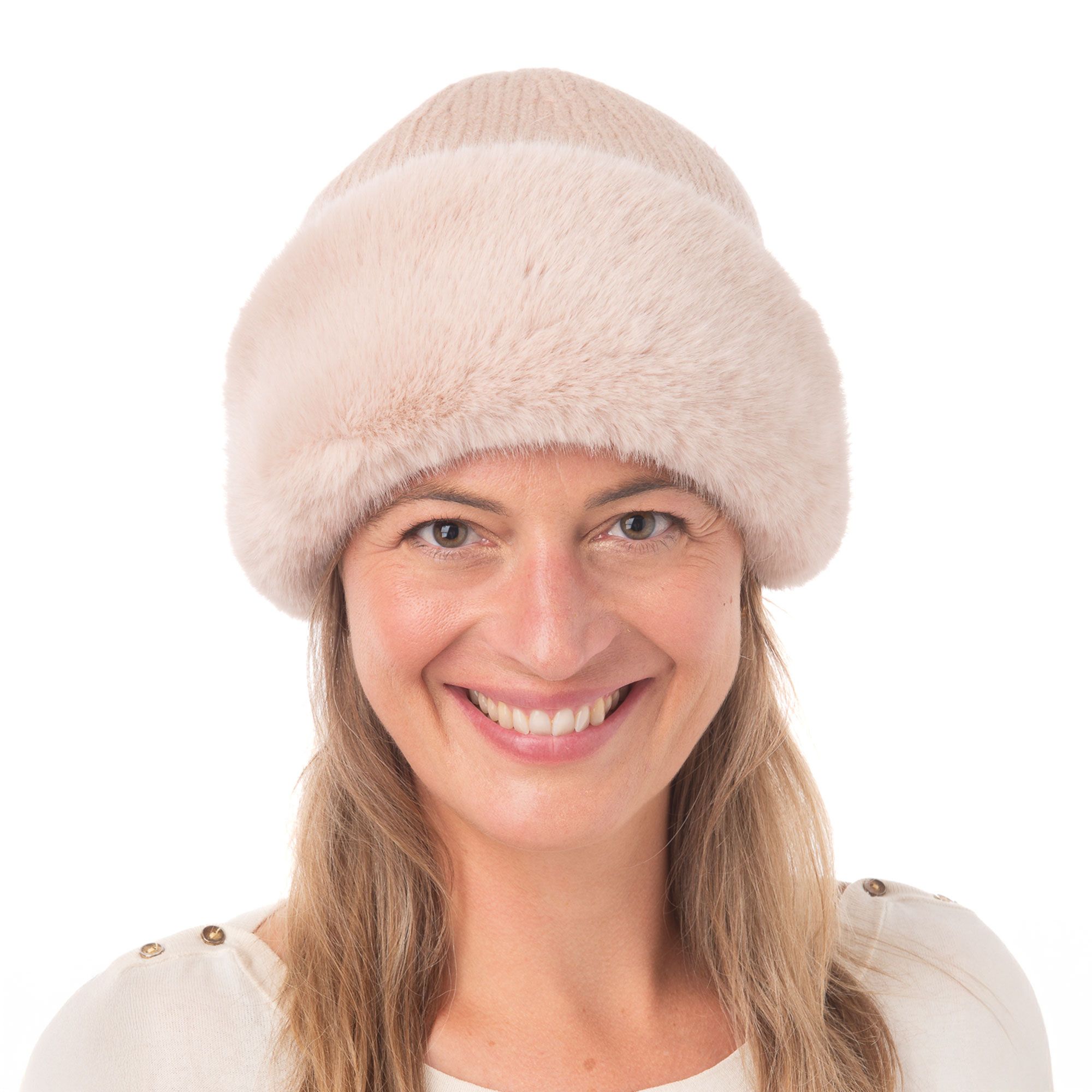 Franchetti Bond
Berretto a coste
con tesa in pelo
sintetico