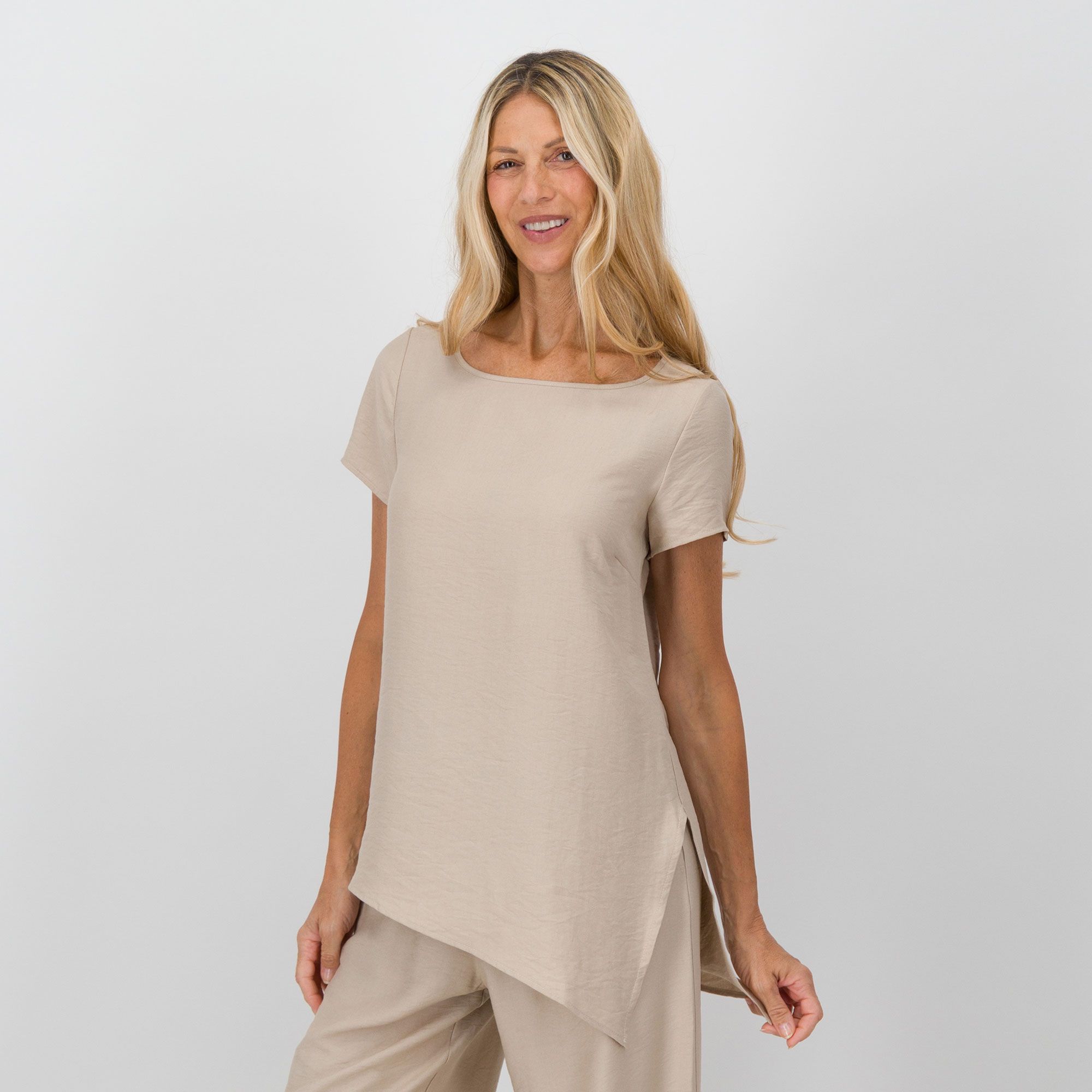Caterina Lancini
T-shirt a maniche
corte con fondo
asimmetrico