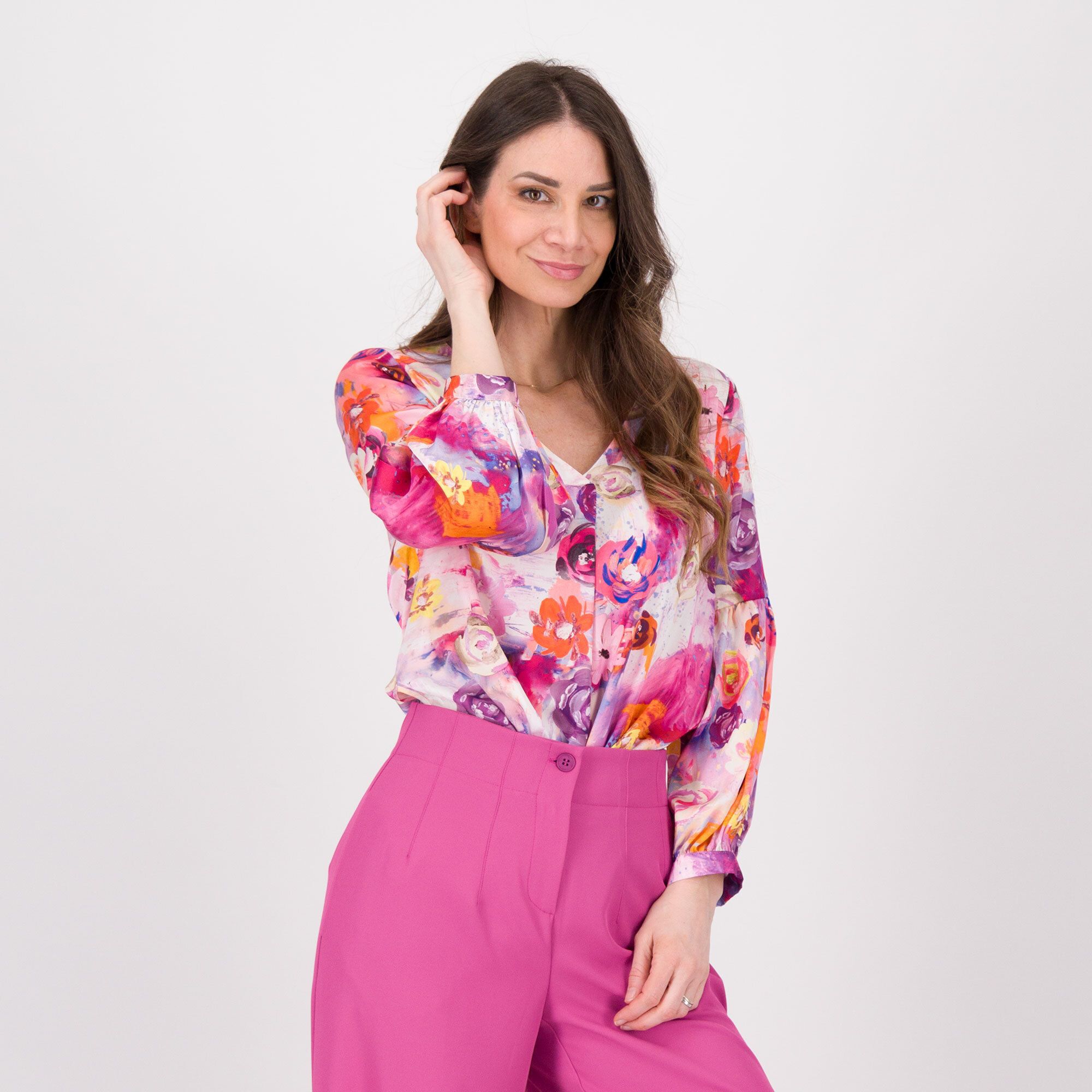 Image of EXTESA Blusa in raso fantasia con scollo a V061