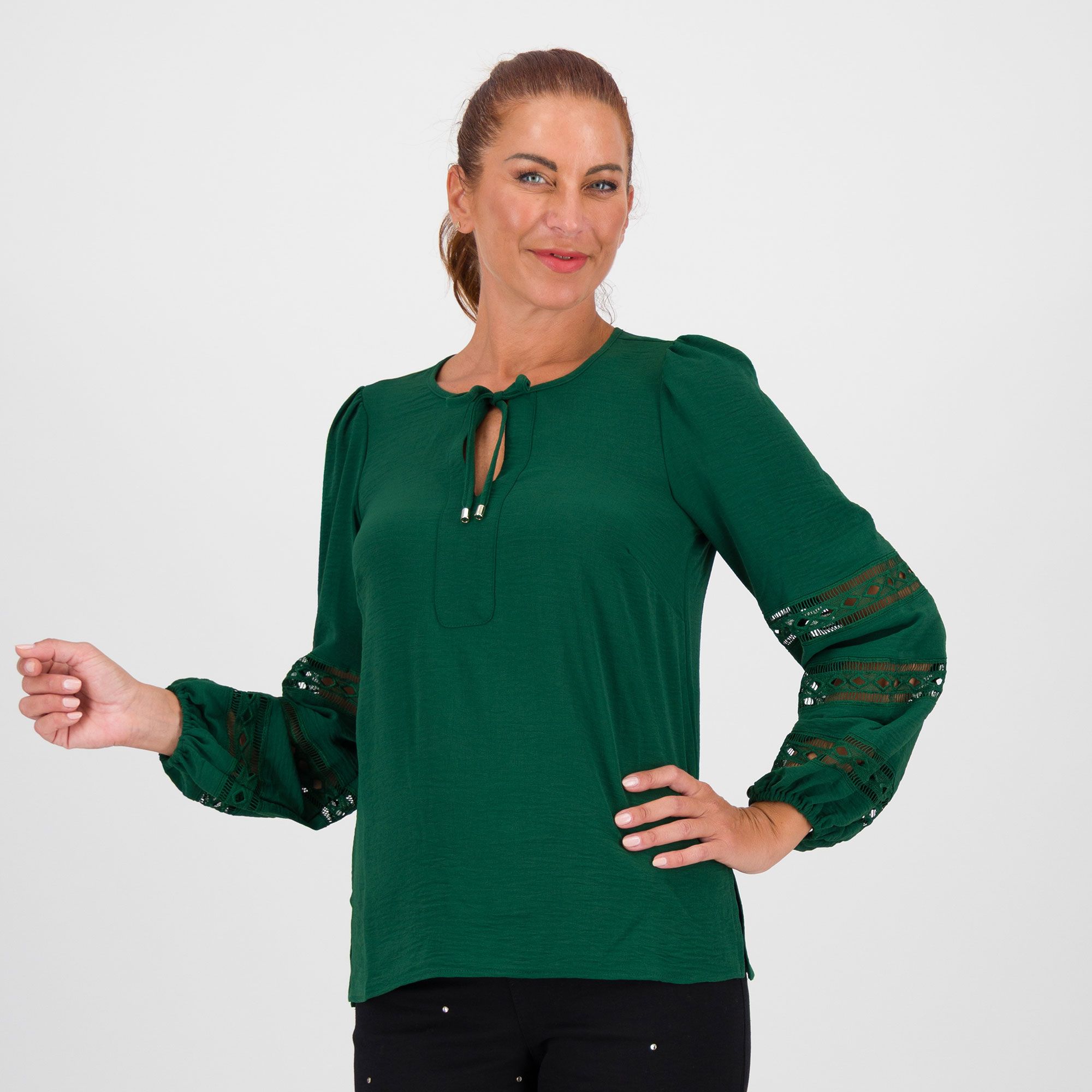 Nina Leonard
Blusa con scollo
tondo a maniche
lunghe