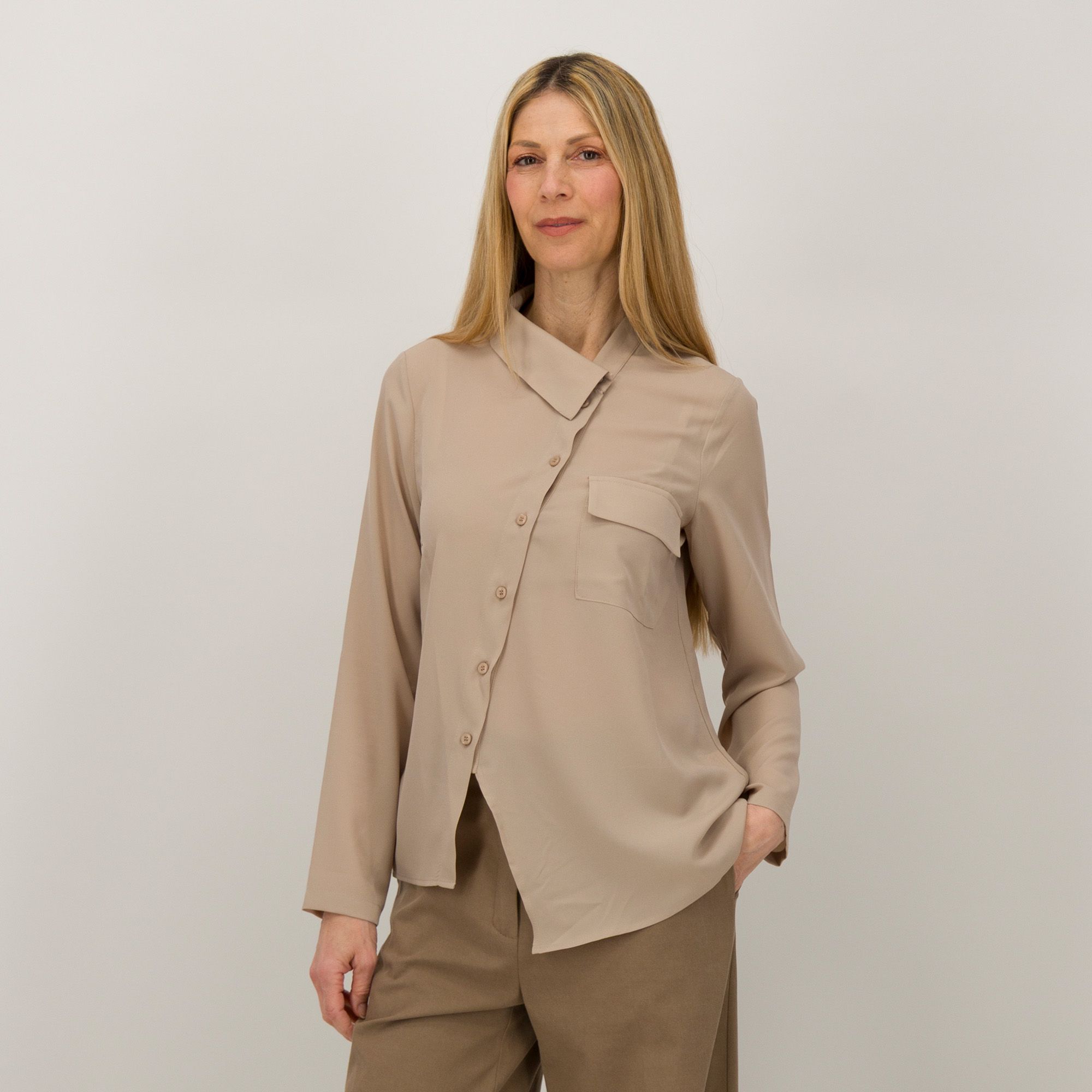 Caterina Lancini
Camicia manica
lunga allacciatura
asimmetrica