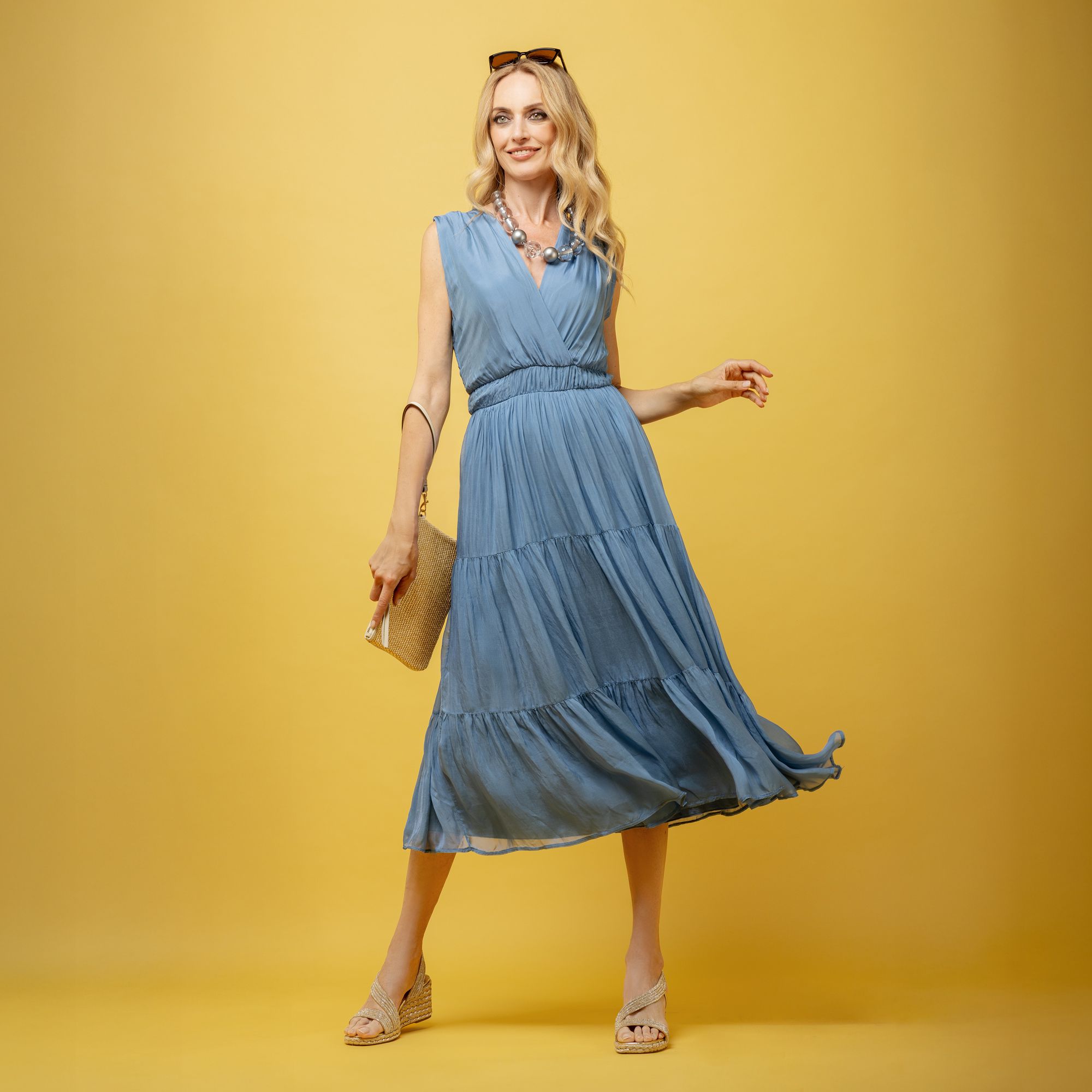 Mood Atelier
Abito lungo in voile
di viscosa e seta
smanicato