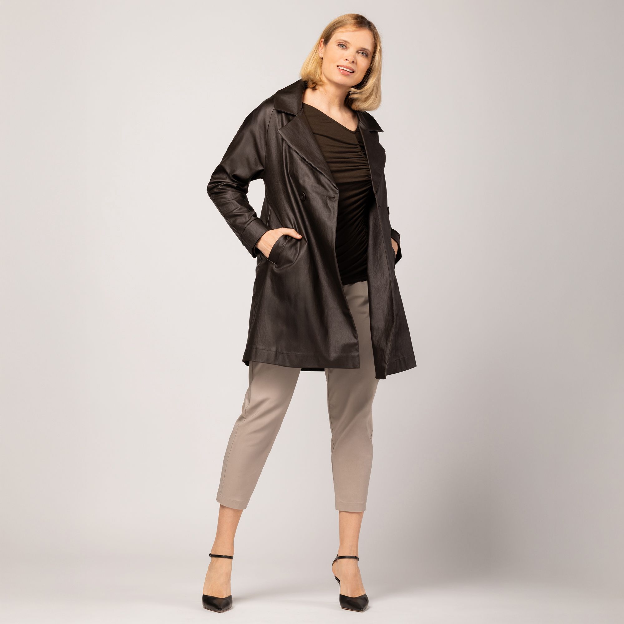 M’ama
Cappotto
doppiopetto in
tessuto spalmato