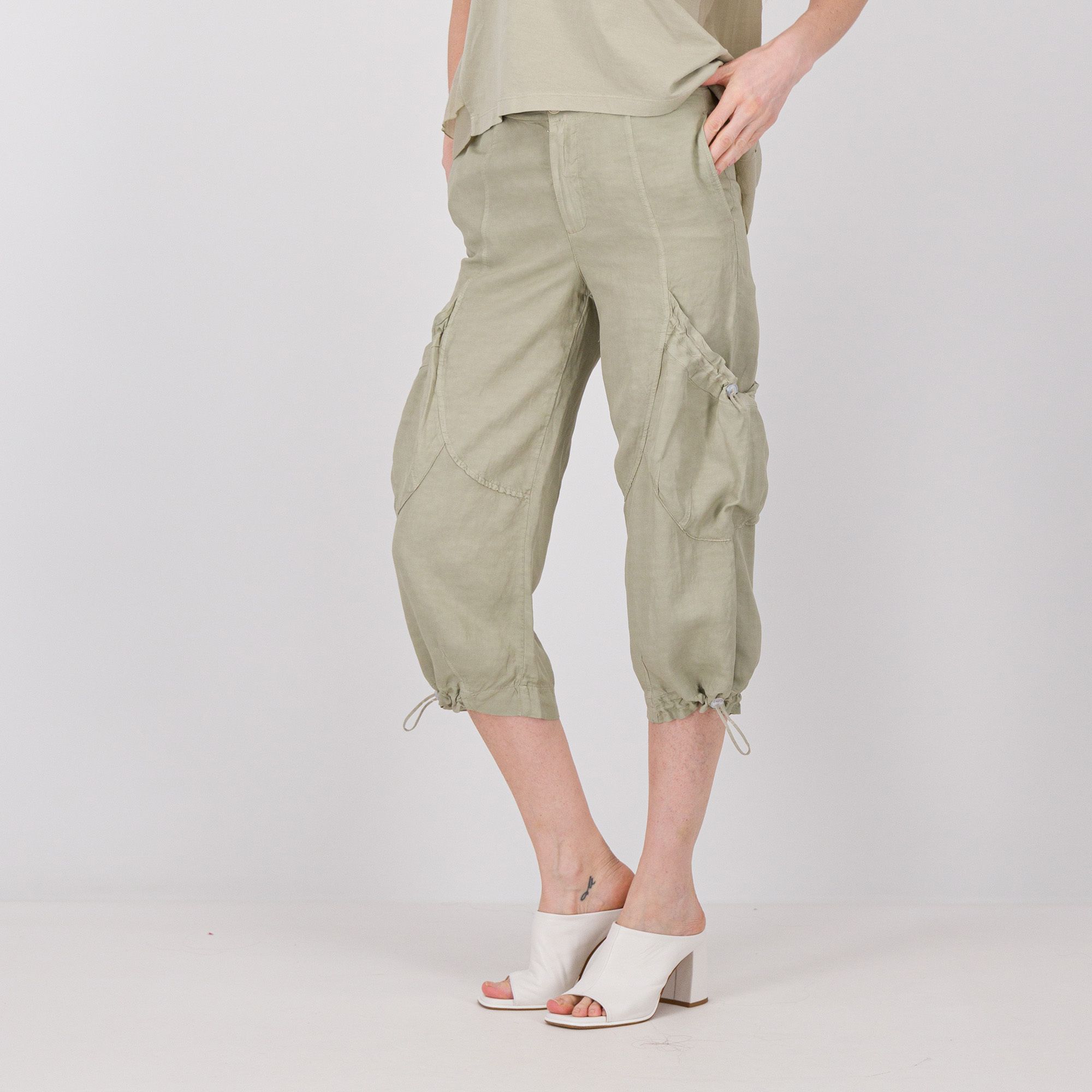 Image of Colour Lab Bermuda cargo cropped con coulisse al fondo061