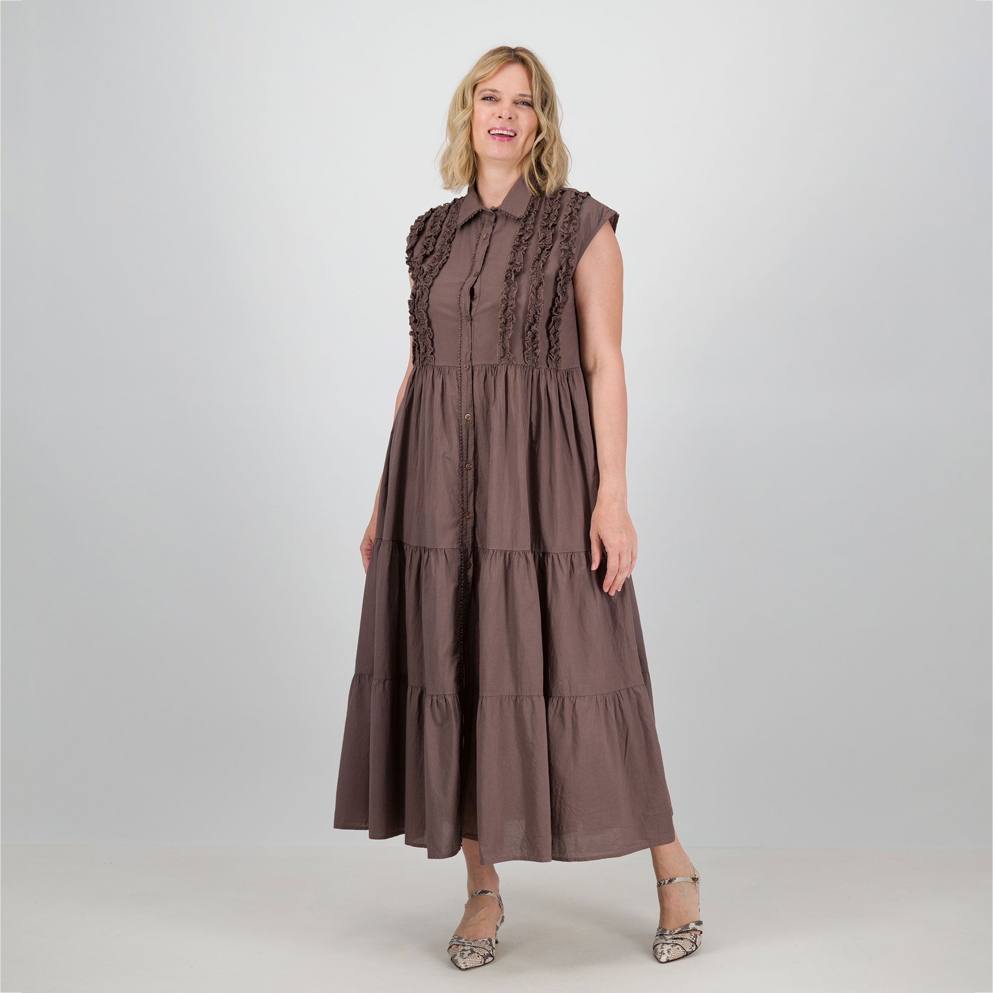 Mood Atelier
Abito lungo chemisier
smanicato in cotone 
con balze