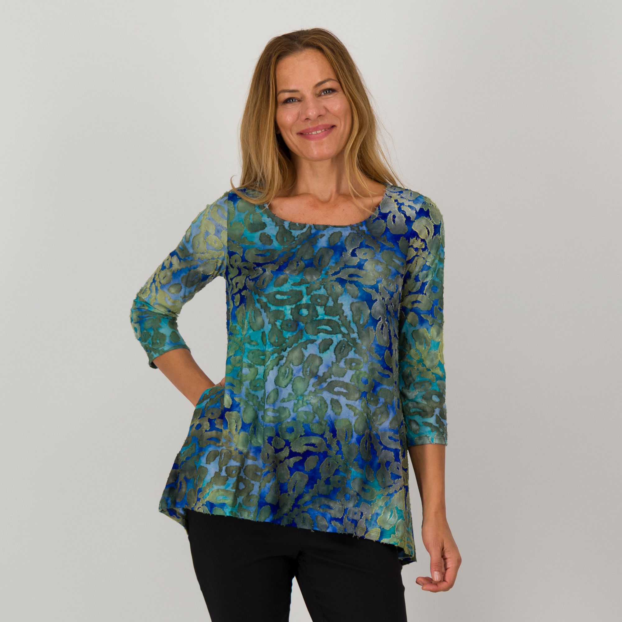 Nina Leonard
T-shirt fantasia
con scollo tondo
e maniche lunghe