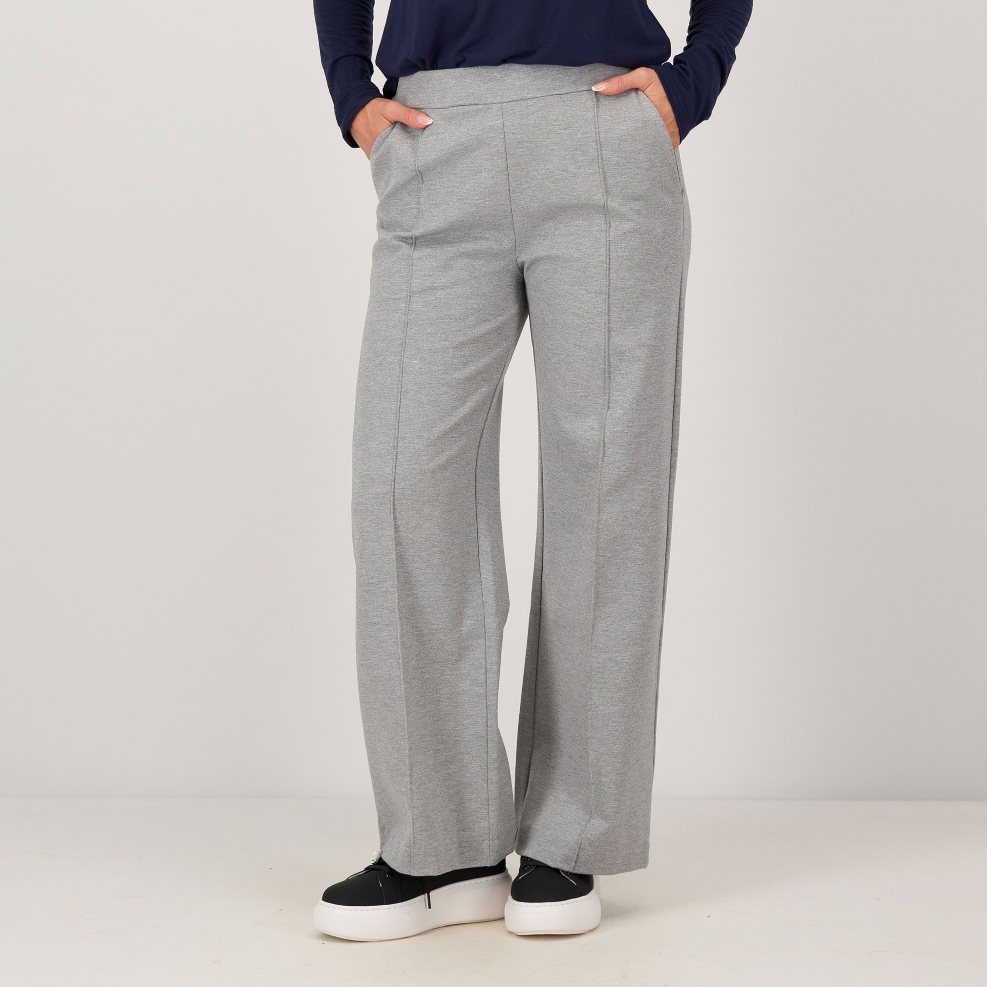 Bianca Della Torre
Pantaloni ampi
con elastico
e tasche