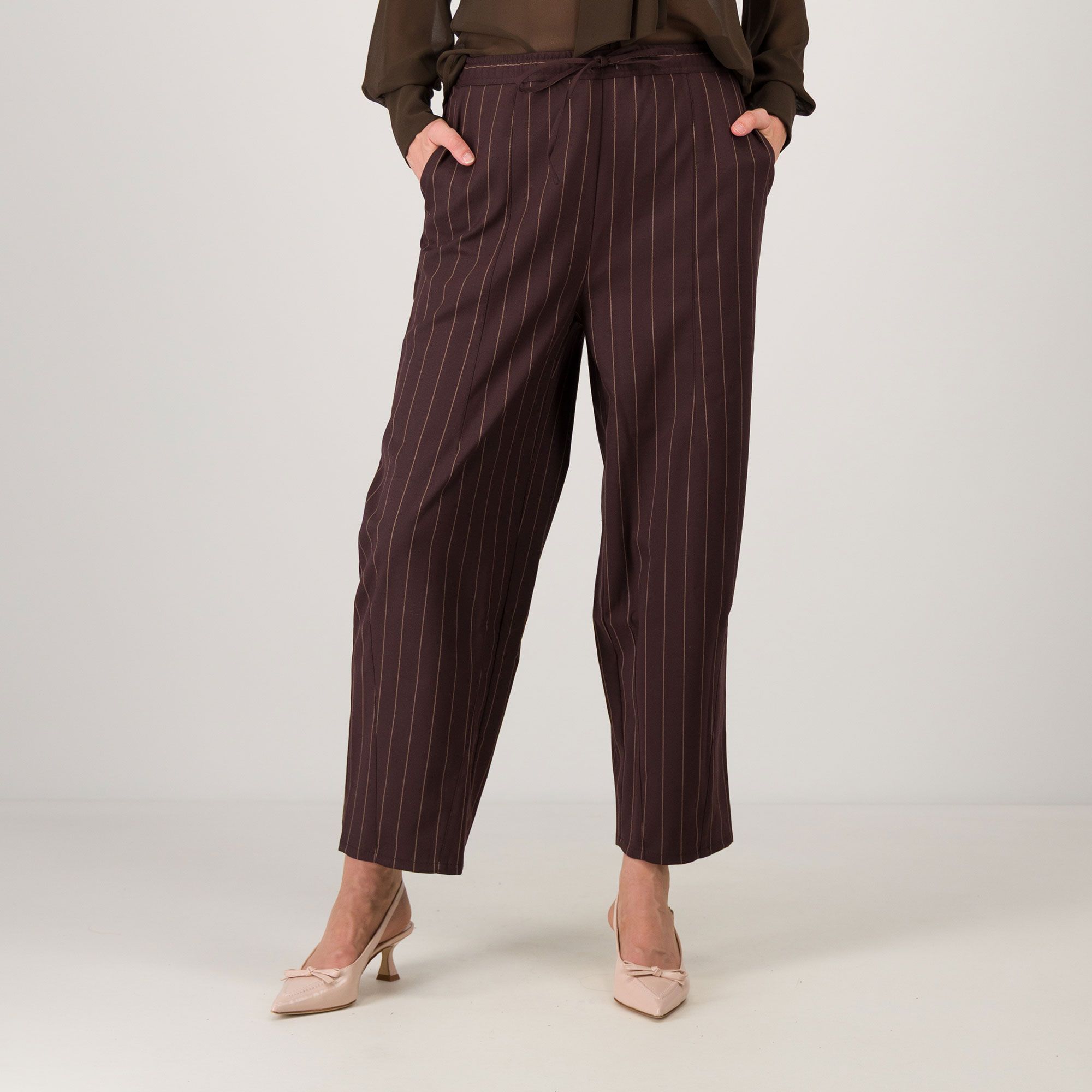 Caterina Lancini
Pantaloni a carota
in tessuto gessato
con elastico