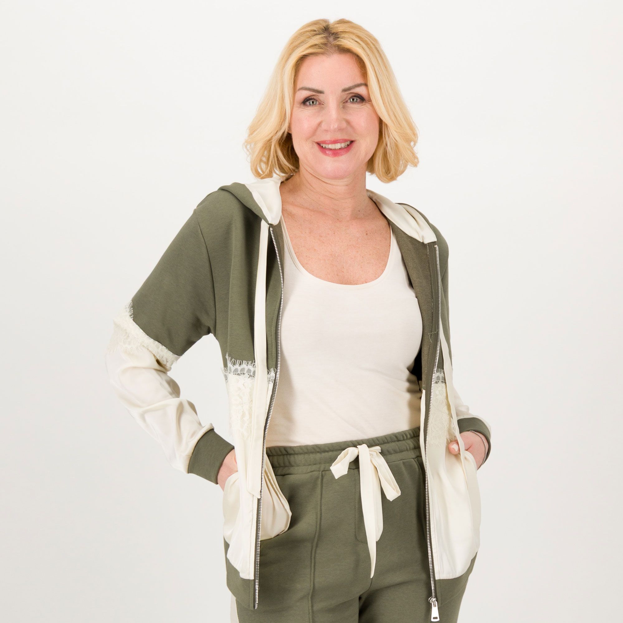 EVA Franco Ciambella
Felpa con cappuccio
con chiusura a zip