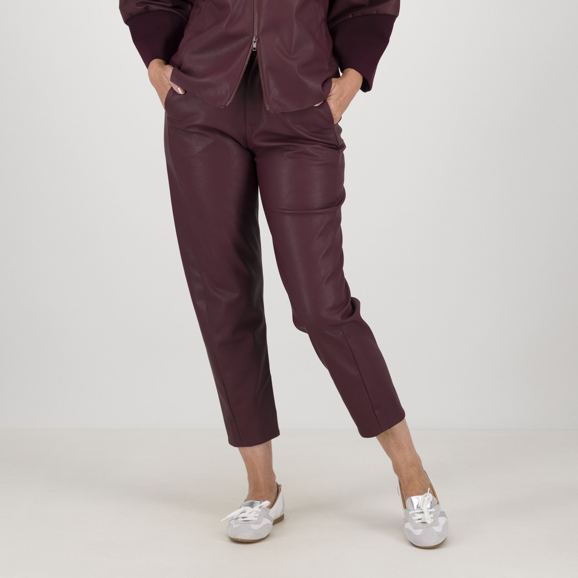 Colour Lab
Pantaloni a carota
in tessuto spalmato
con tasche