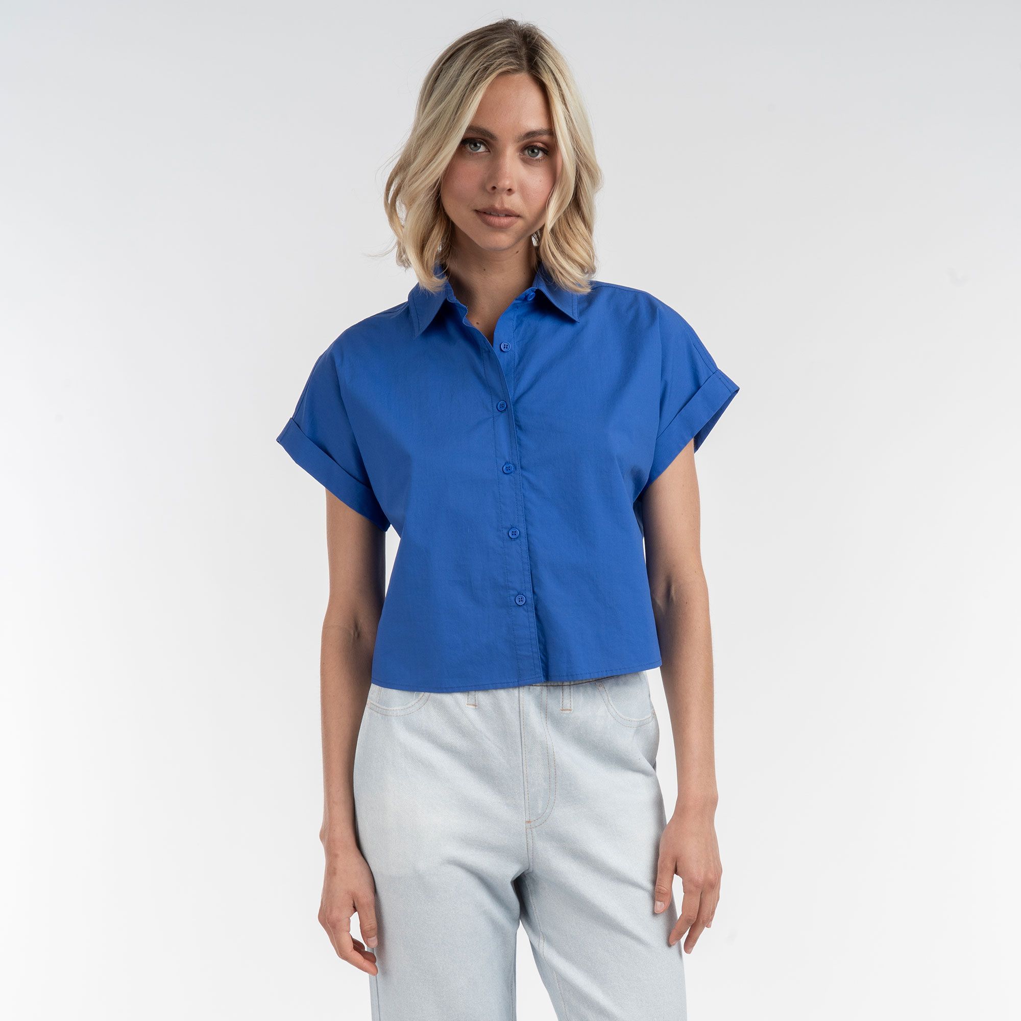 ELLE
Camicia in cotone
con maniche corte
scese