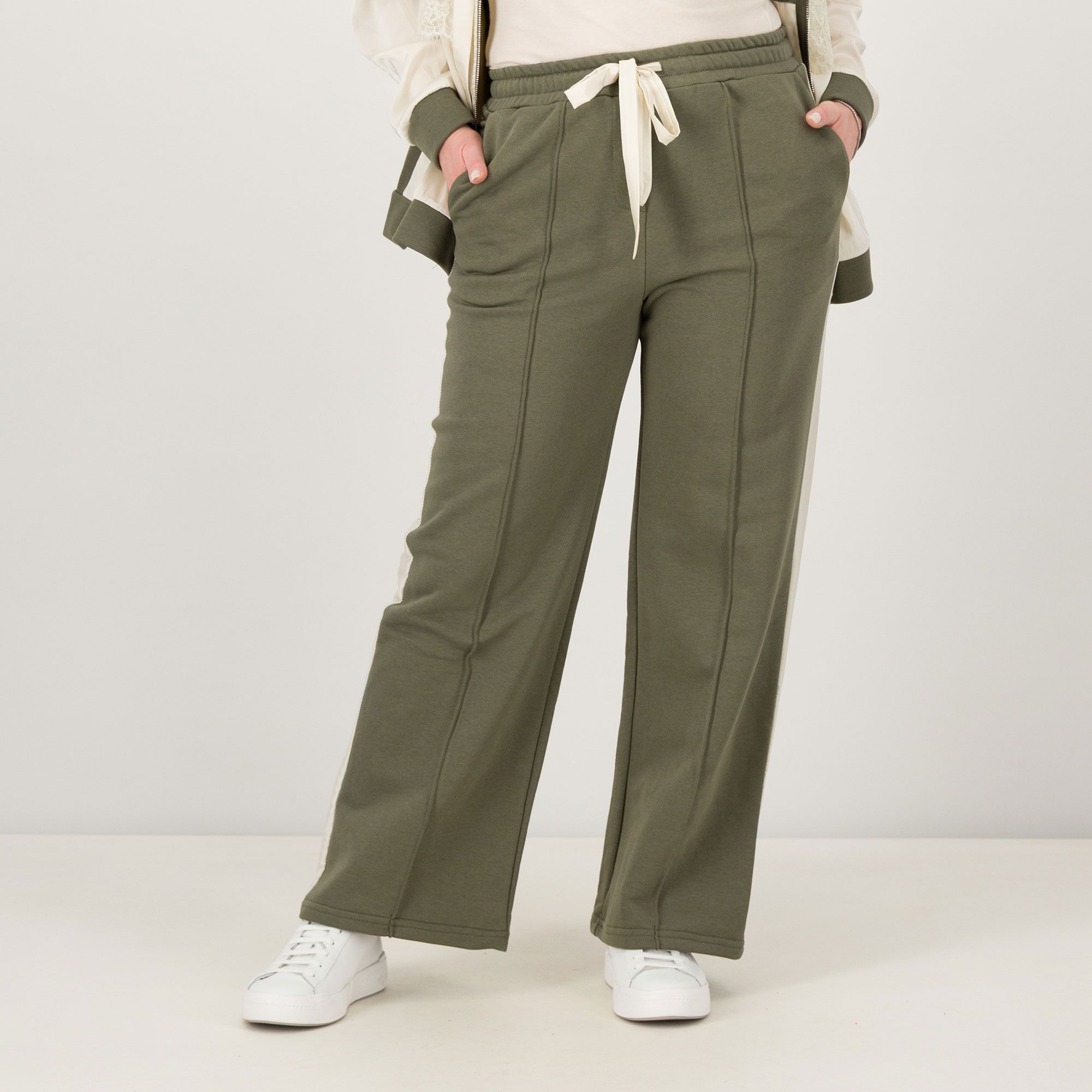 EVA Franco Ciambella
Pantaloni ampi
con elastico