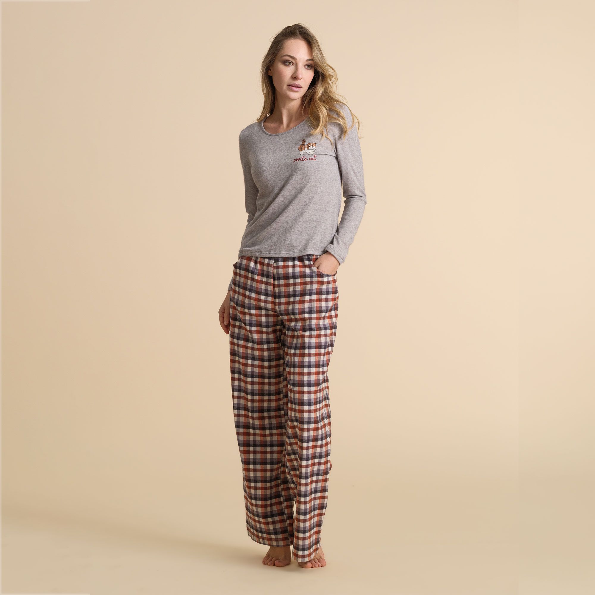 Pepita
Completo da donna
composto da: una
maglia e pantaloni