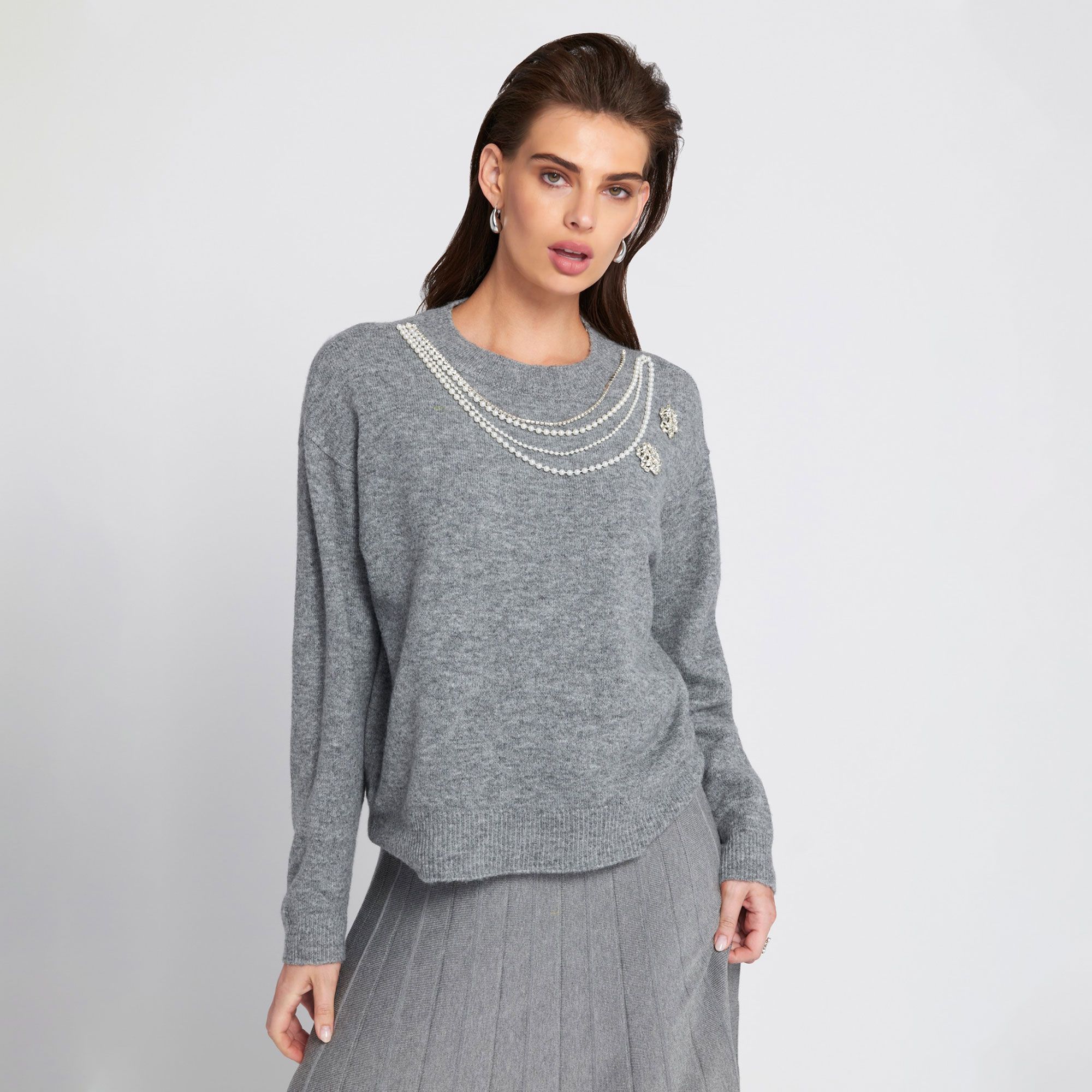 ELLE
Maglia girocollo
con decorazioni
gioiello