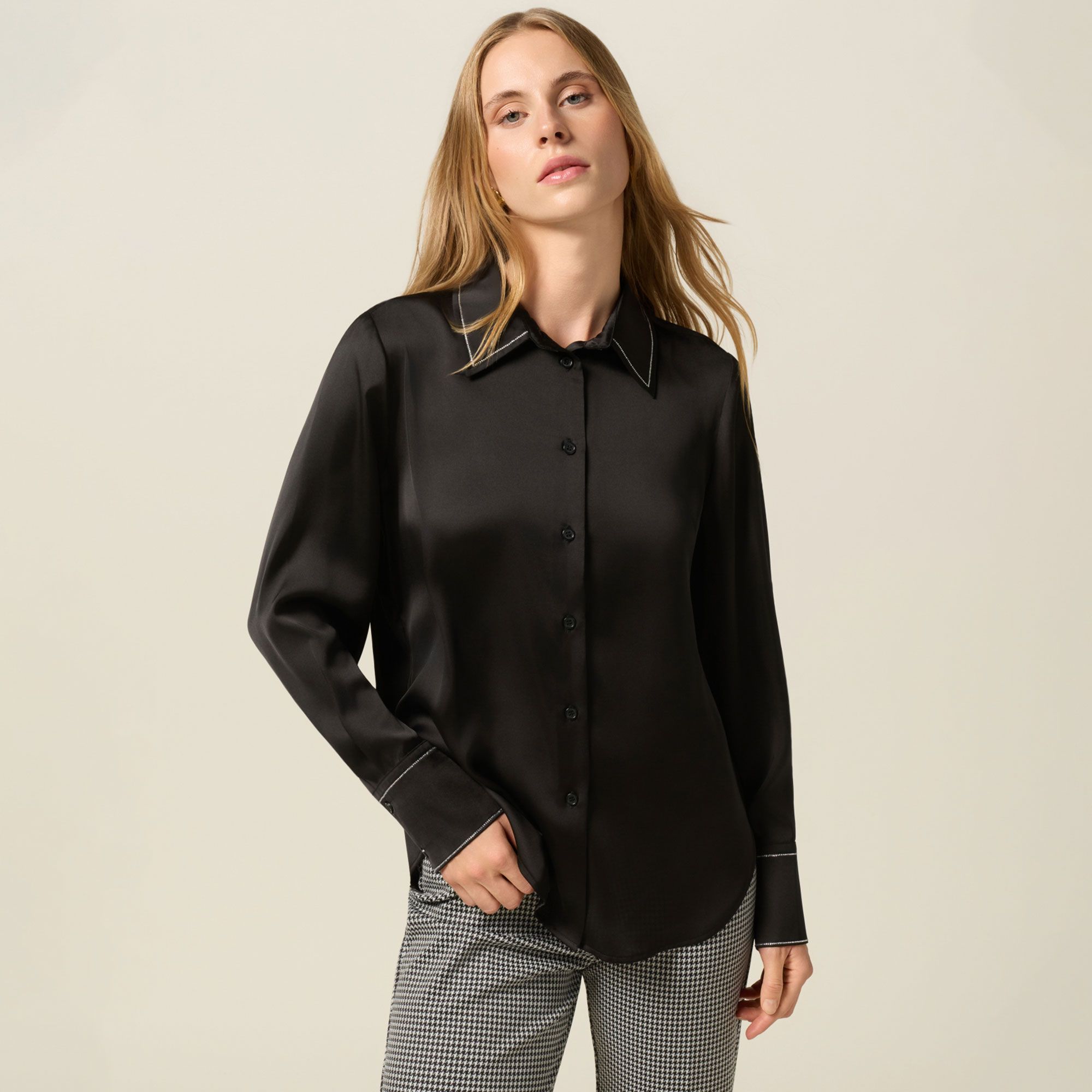 Oltre
Camicia di raso
con applicazioni