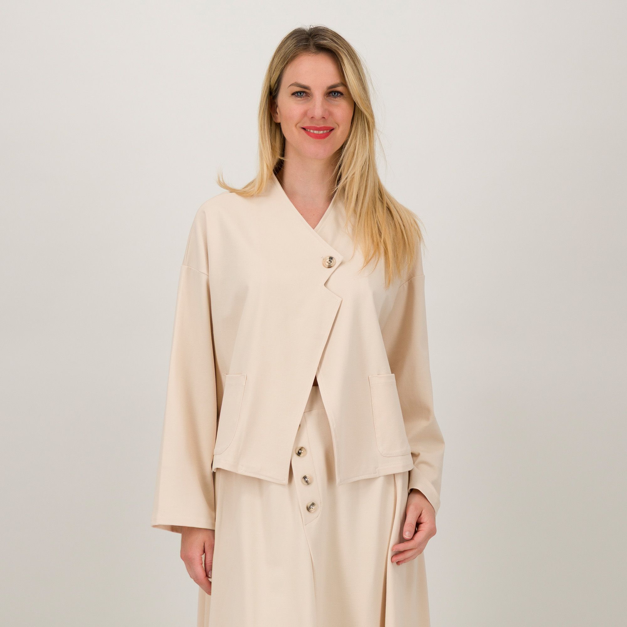 Lucrezia Sciortino
Giacca asimmetrica
con chiusura a
1 bottone in tono