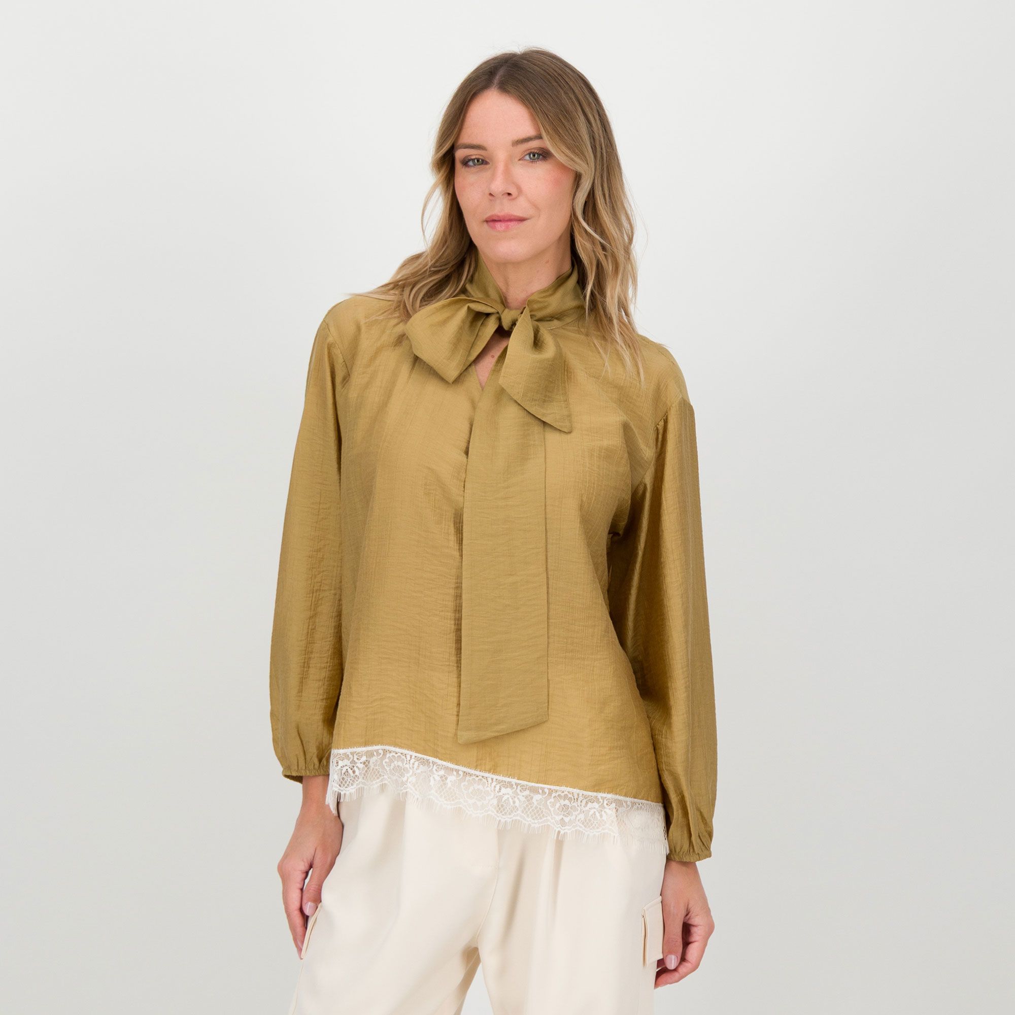 Mood Atelier
Blusa con scollo a V
e collo a sciarpina