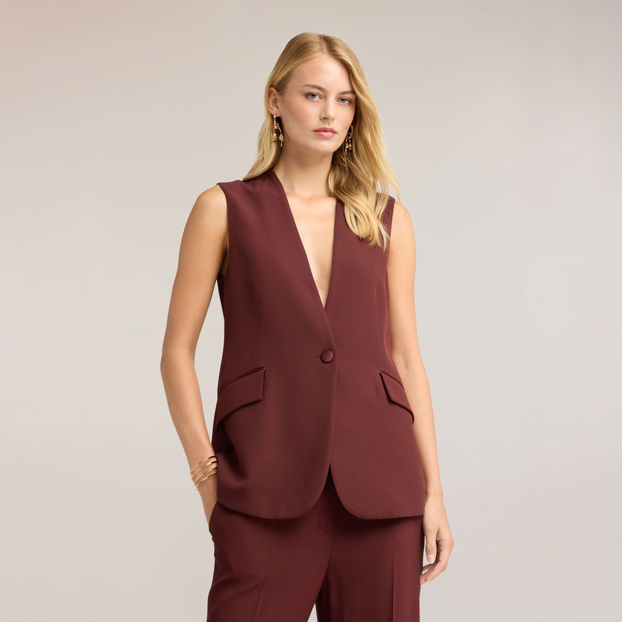 Motivi
Gilet monopetto
con scollo a V