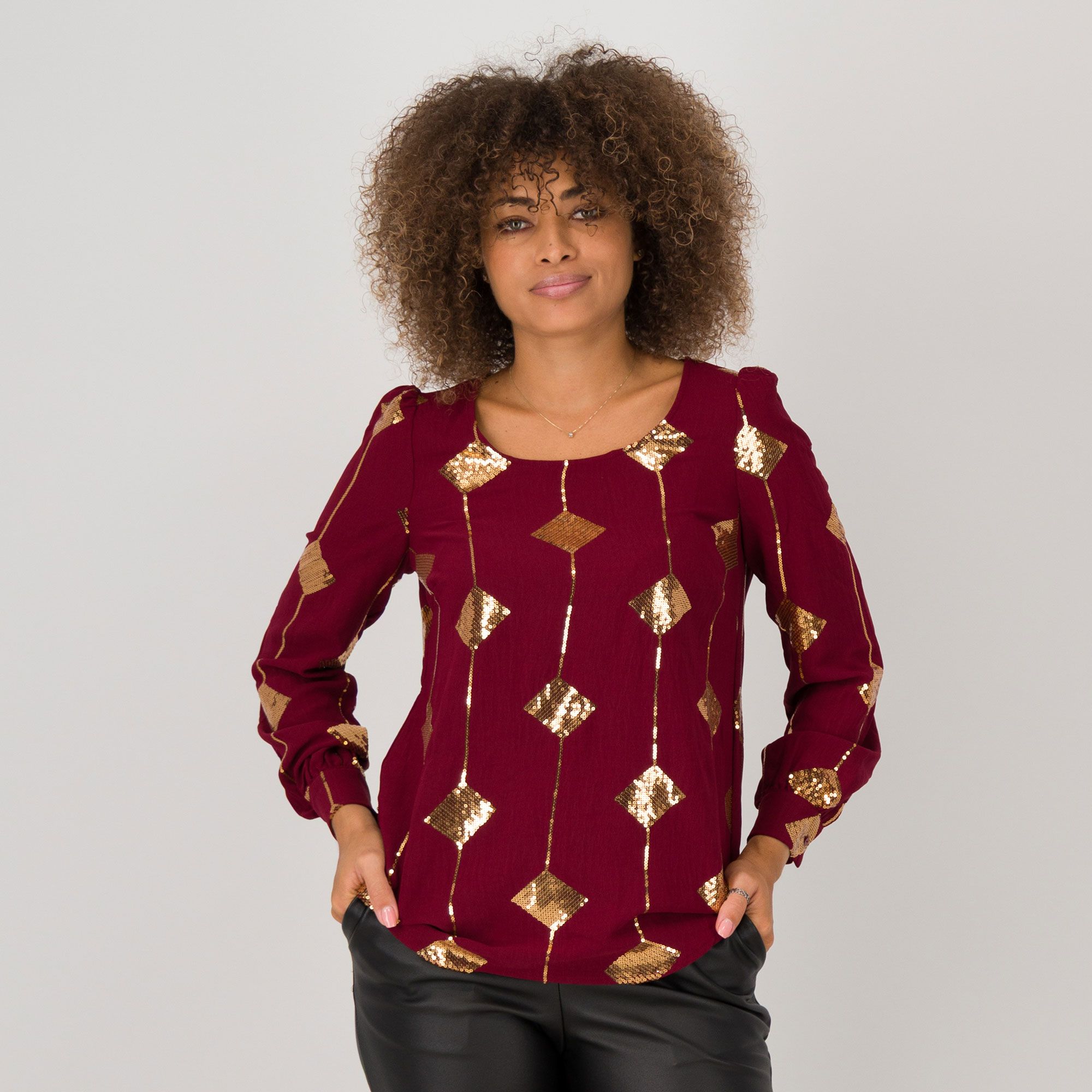 Nina Leonard
Maglia fantasia rombi
con paillettes
a maniche lunghe