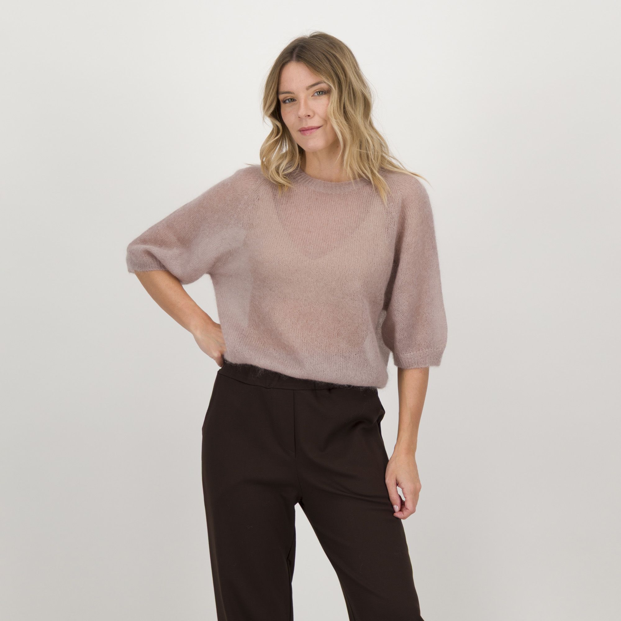 Enjoy
Maglia in misto lana
effetto mohair con
maniche al gomito