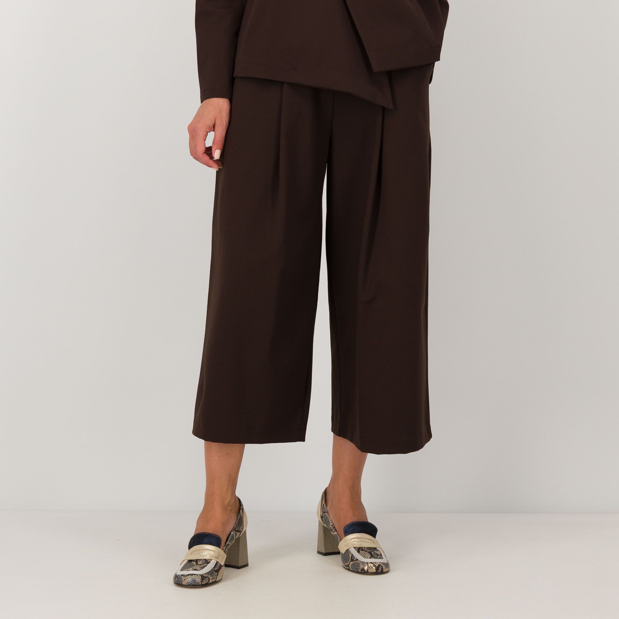 Enjoy
Pantaloni ampi
cropped con pieghe
cucite